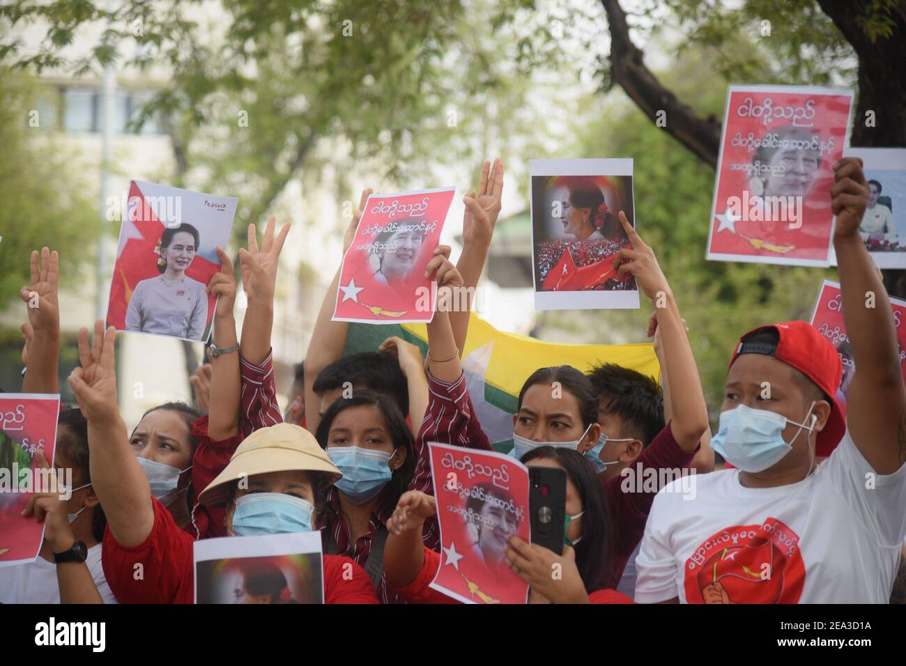 Demonstranten mit Porträts der inhaftierten Zivilführerin Aung San Suu Kyi während der Demonstration gegen den Militärputsch Bürger von Myanmar protestieren vor dem UN-Veranstaltungsort in Bangkok gegen den Militärputsch in Myanmar. Stockfoto