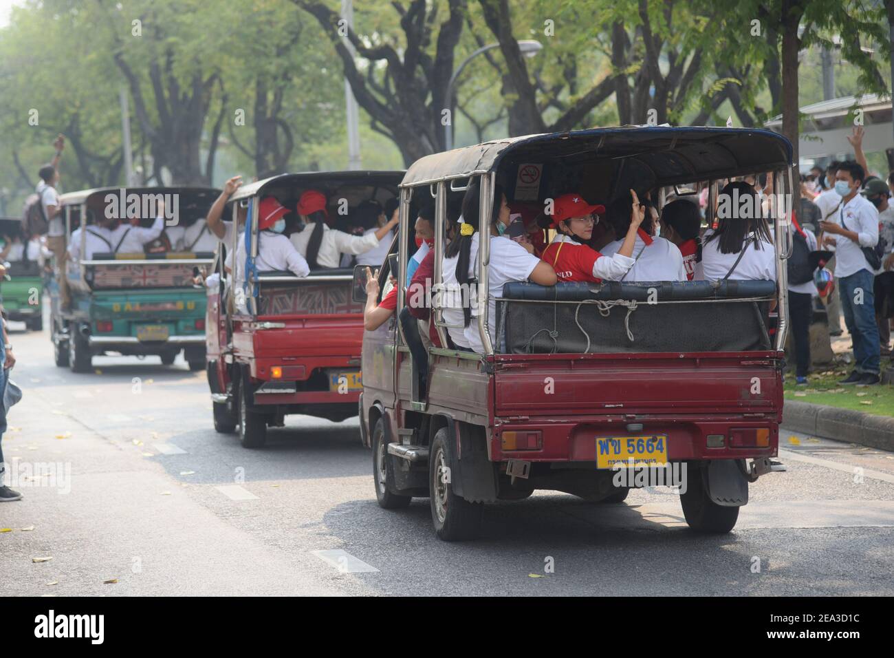 Demonstranten, die während der Demonstration gegen den Militärputsch drei-Finger-Grüßegeben. Bürger von Myanmar protestieren vor dem UN-Austragungsort in Bangkok gegen den Militärputsch in Myanmar. Stockfoto