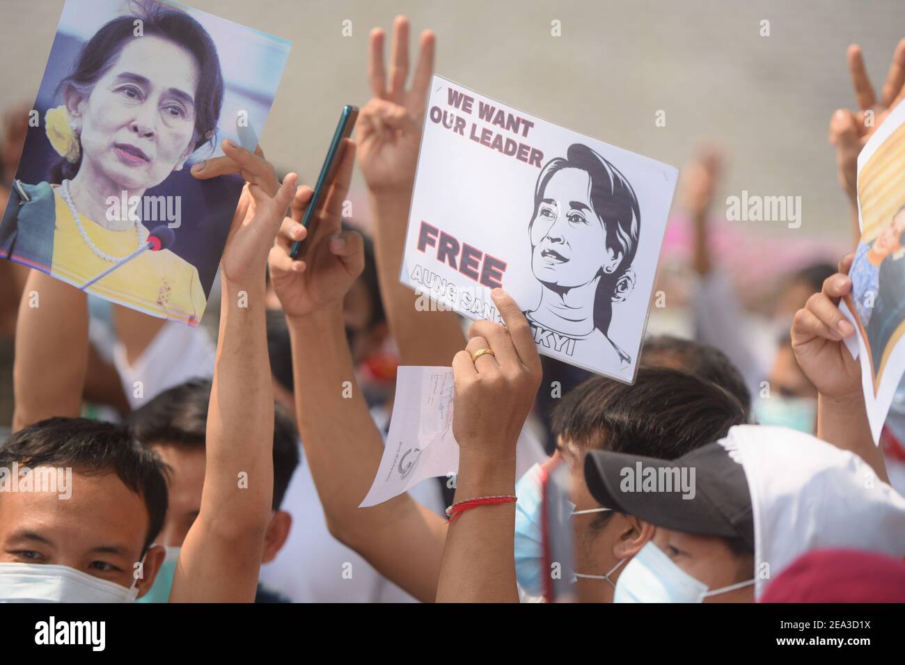 Demonstranten mit Porträts der inhaftierten Zivilführerin Aung San Suu Kyi während der Demonstration gegen den Militärputsch Bürger von Myanmar protestieren vor dem UN-Veranstaltungsort in Bangkok gegen den Militärputsch in Myanmar. Stockfoto