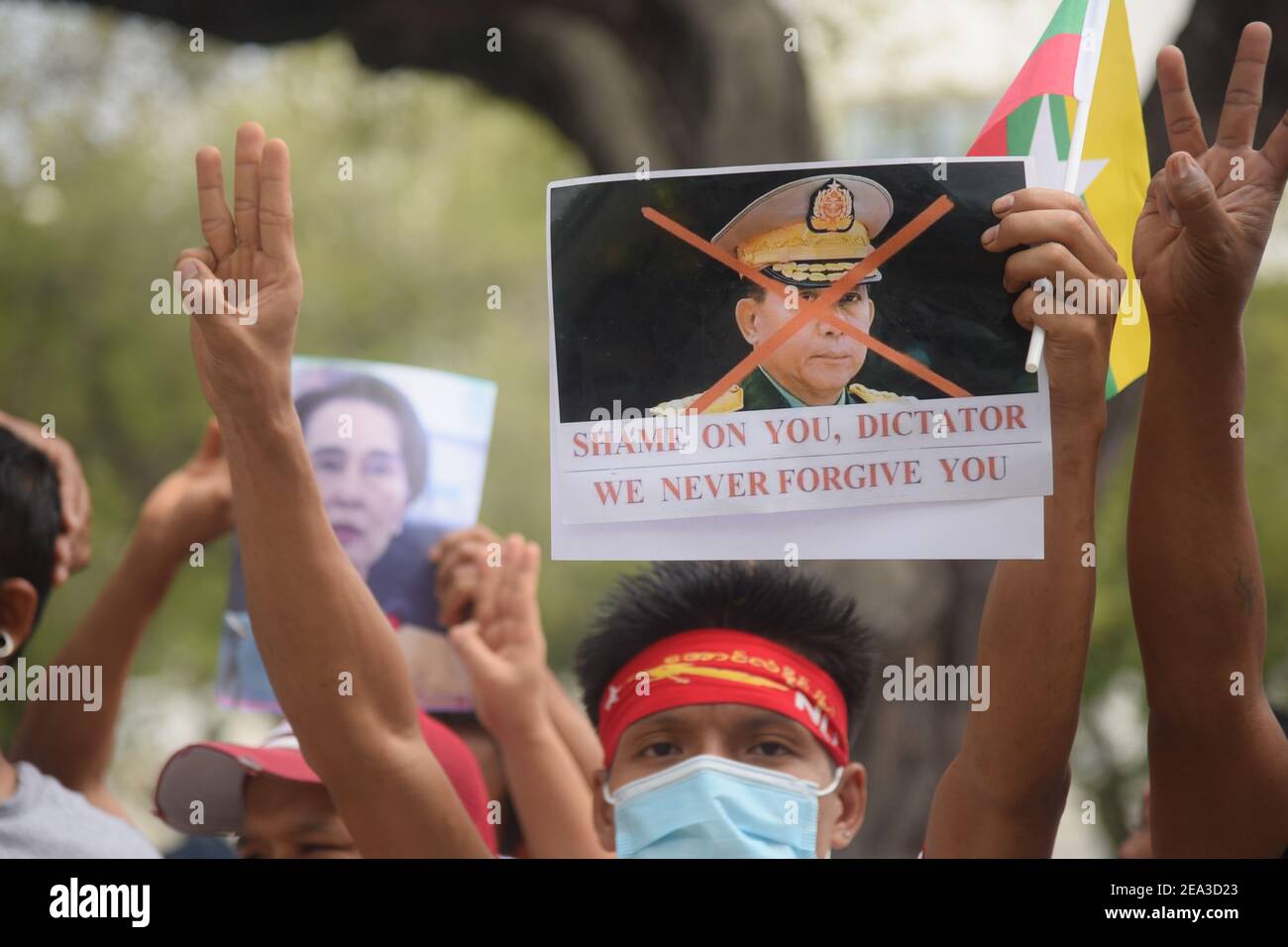 Ein Protestant mit einem Porträt von Myanmars Armeechef Min Aung Hlaing während der Demonstration gegen den Militärputsch.Bürger von Myanmar protestieren vor dem UN-Austragungsort in Bangkok gegen den Militärputsch in Myanmar. Stockfoto