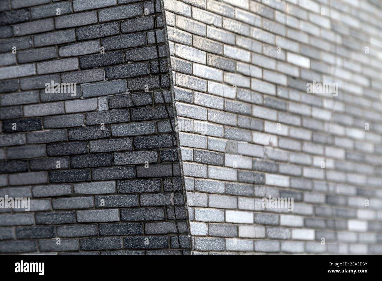 Detail aus grauem Ziegelstein an der Fassade des butralistischen Skysapers Centre Point in Tottenham Court Road, London, Großbritannien Stockfoto