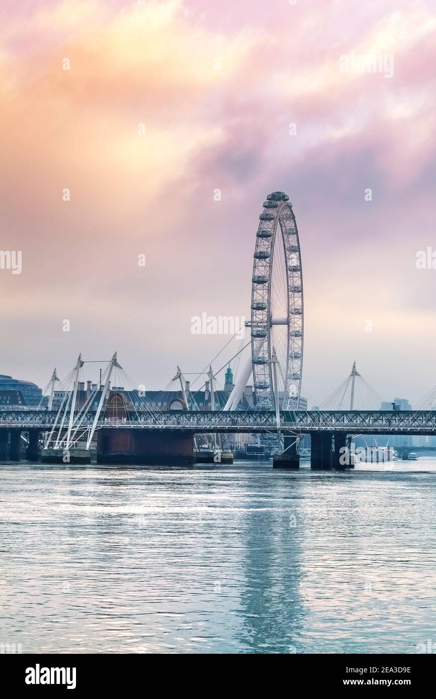 Blick auf das London Eye, die Hungerford Bridge und die Golden Jubilee Bridges sowie die Themse, London, Großbritannien Stockfoto