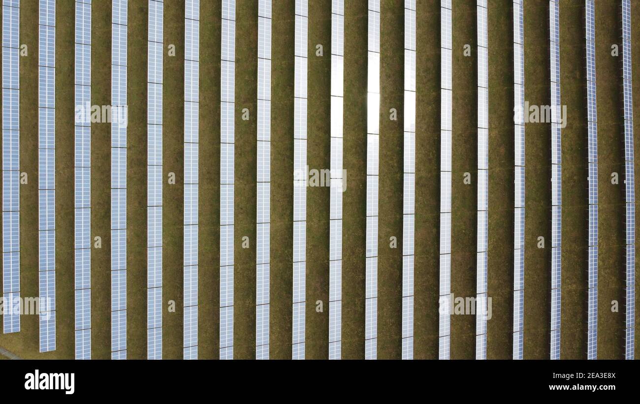 Eine Nahaufnahme von Solarzellen (pv-Zellen) Auf einem Solarpark in deutschland Stockfoto