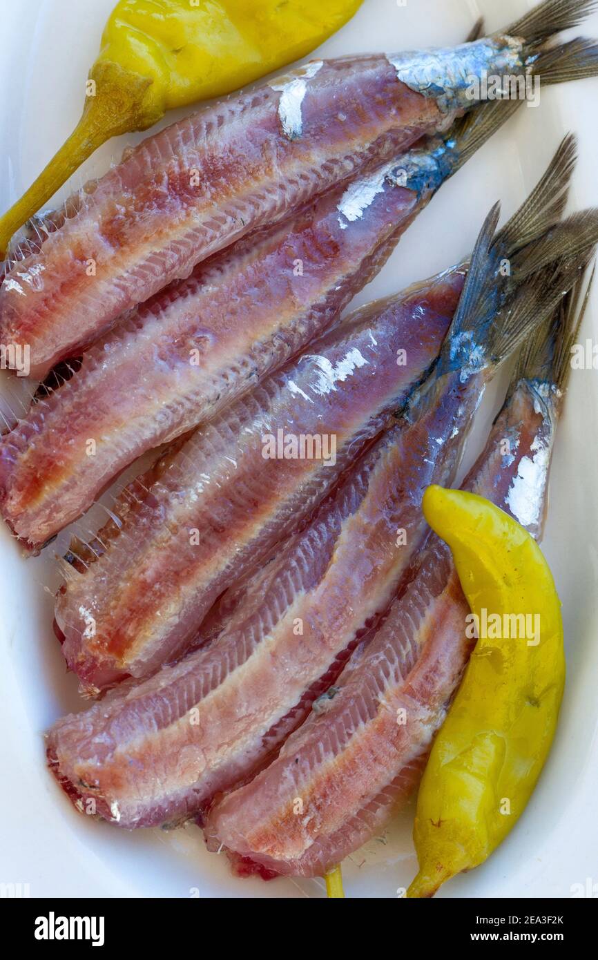 Gesalzene Sardinen, eine beliebte Fischfeinheit von Kalloni, Insel Lesvos, Griechenland, die als EU-Produkt mit geschützter Ursprungsbezeichnung anerkannt ist. Stockfoto