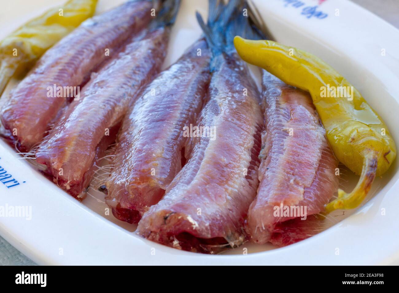 Gesalzene Sardinen, eine beliebte Fischfeinheit von Kalloni, Insel Lesvos, Griechenland, die als EU-Produkt mit geschützter Ursprungsbezeichnung anerkannt ist. Stockfoto