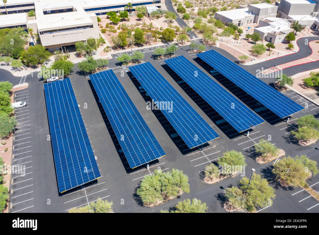 SOLON Solar überdachte Parkplätze, Pima Community College - West Campus, Tucson, AZ, USA Stockfoto