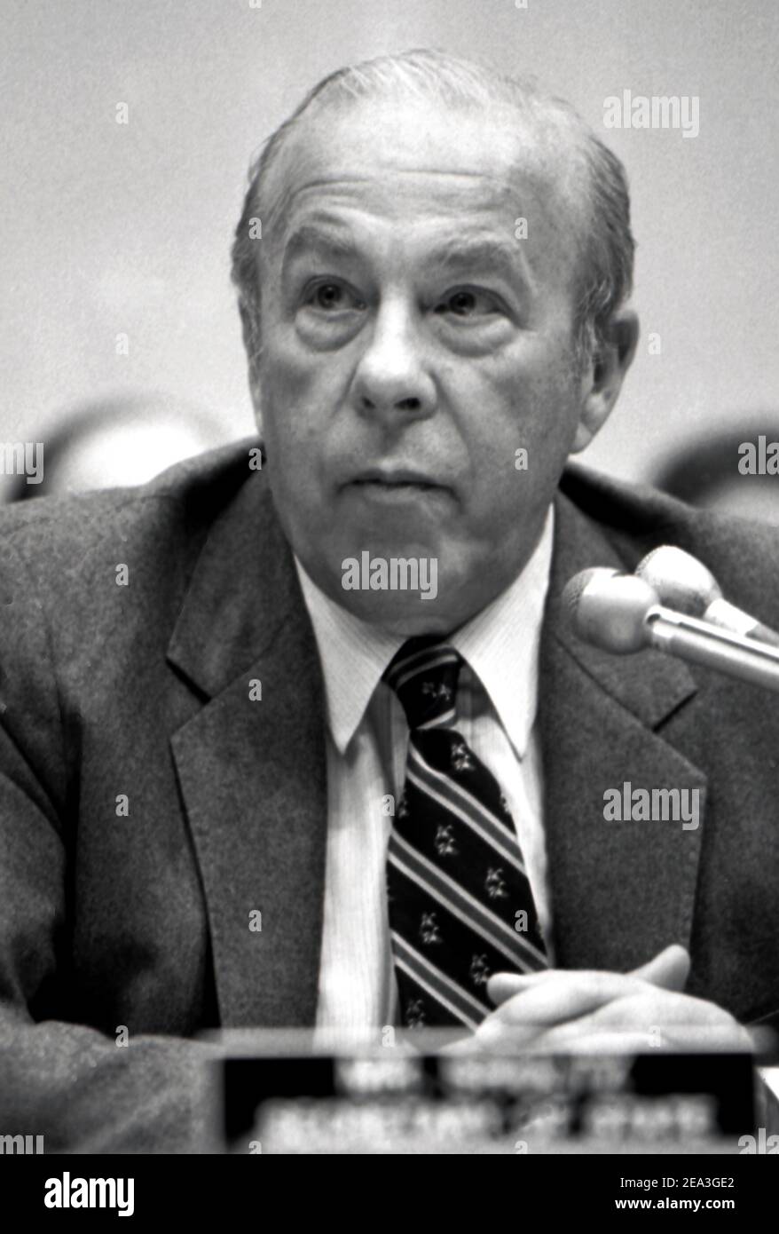 **Datei Foto** George Shultz Ist Verstorben. Washington DC, USA, 9. September 1982 Außenminister George Shultz bezeugt vor dem Ausschuss für Auswärtige Angelegenheiten des Hauses, wo er dem Ausschuss sagte, dass die US-Position zu Siedlungen nicht bedeuten, eine Verweigerung der jüdischen Rechte, in den Gebieten zu leben. Kredit: Mark Reinstein/MediaPunch Stockfoto