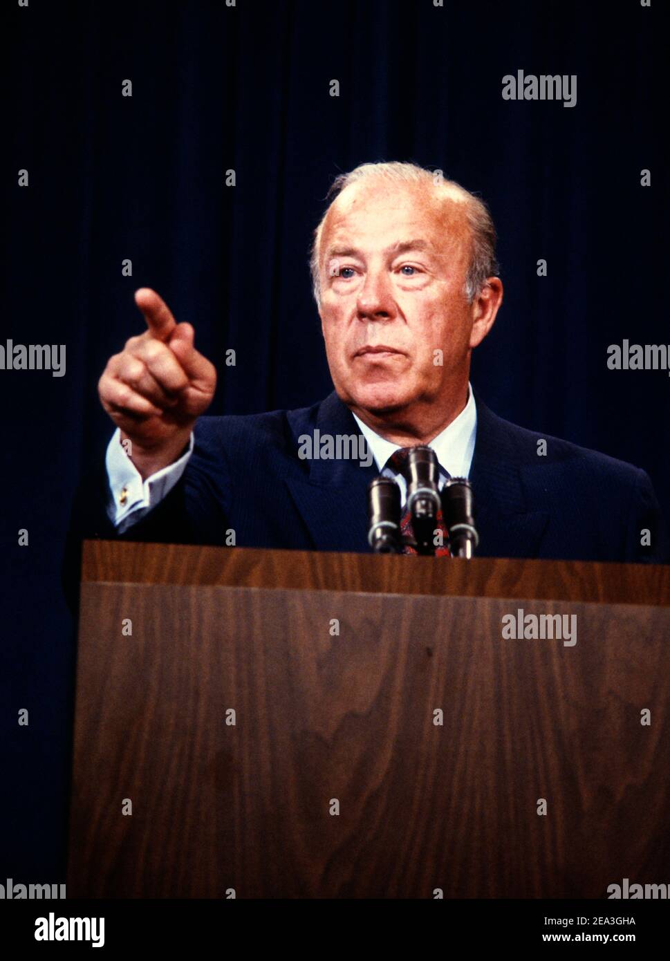 **Datei Foto** George Shultz Ist Verstorben. Der US-Außenminister George P. Shultz führt am 3. Juli 1985 eine Pressekonferenz in Washington, DC, durch. Quelle: Arnie Sachs/CNP/MediaPunch Stockfoto