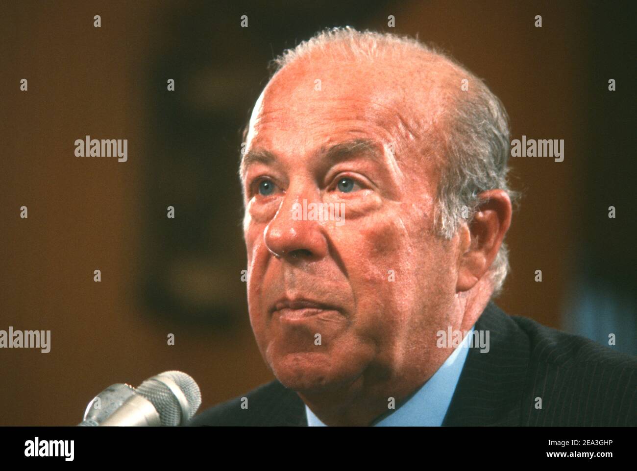 **Datei Foto** George Shultz Ist Verstorben. Der US-Außenminister George P. Shultz bezeugt vor dem US-Senatsausschuss für Außenbeziehungen am 10. September 1987 die Lage in Mittelamerika in Washington, DC. Kredit: Howard L. Sachs/CNP/MediaPunch Stockfoto