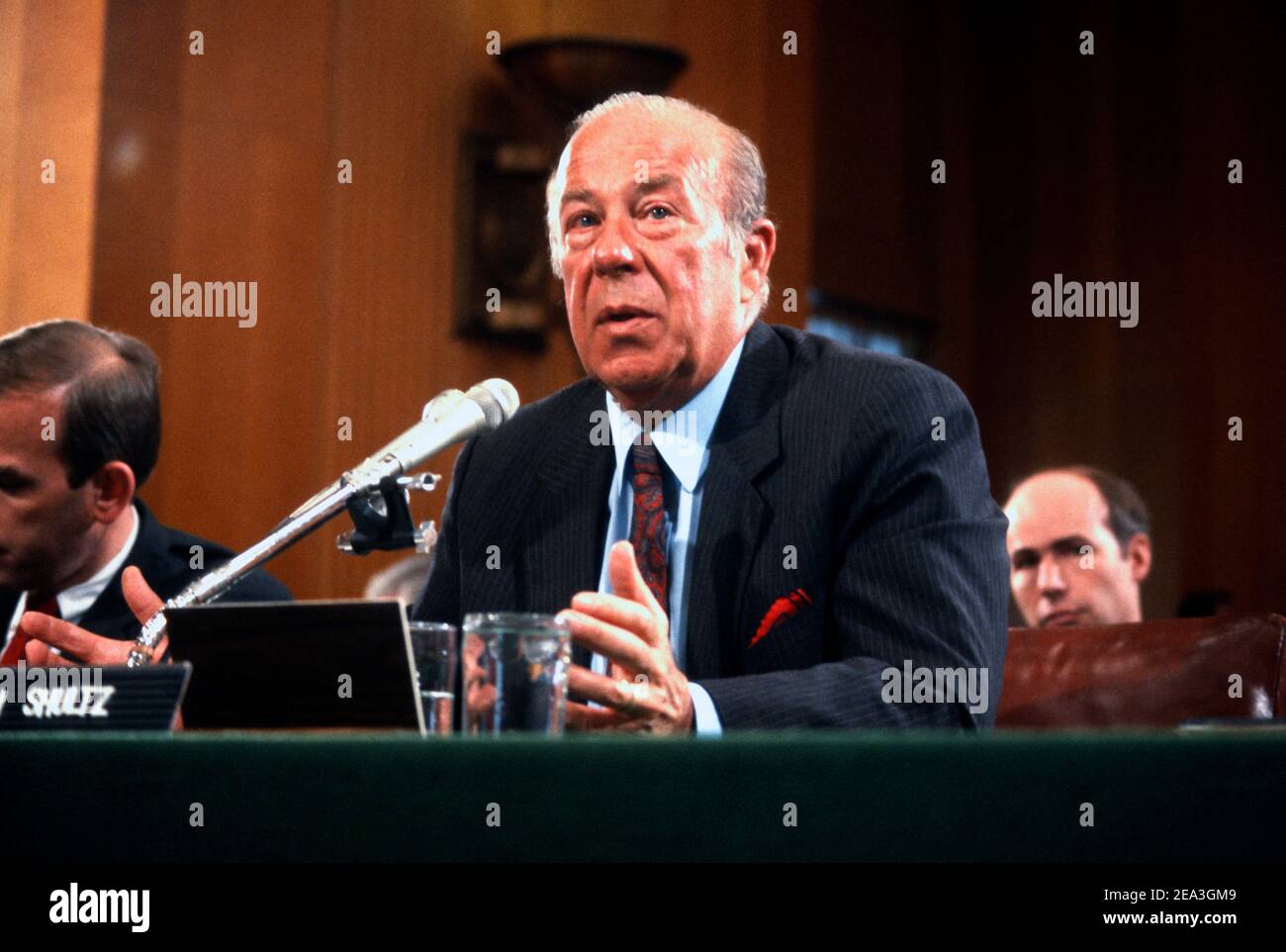 **Datei Foto** George Shultz Ist Verstorben. Der US-Außenminister George P. Shultz bezeugt vor dem US-Senatsausschuss für Außenbeziehungen am 10. September 1987 die Lage in Mittelamerika in Washington, DC. Kredit: Howard L. Sachs/CNP/MediaPunch Stockfoto