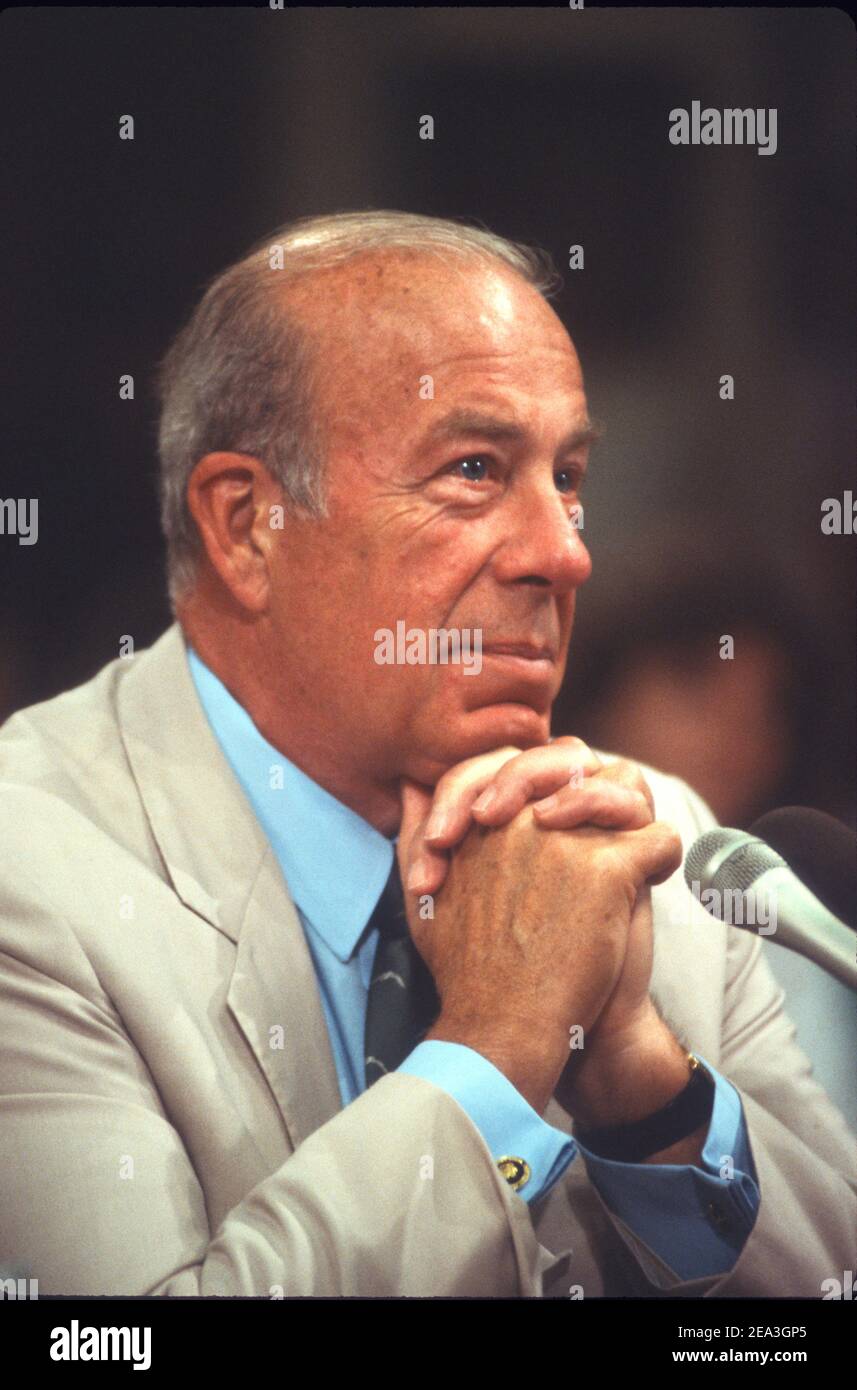 **Datei Foto** George Shultz Ist Verstorben. Der US-Außenminister George P. Shultz bezeugte am 23. Juli 1987 vor dem gemeinsamen Iran-Contra-Komitee des US-Repräsentantenhauses und des US-Senats auf dem Kapitolshügel in Washington, DC. Kredit: Ron Sachs/CNP/MediaPunch Stockfoto