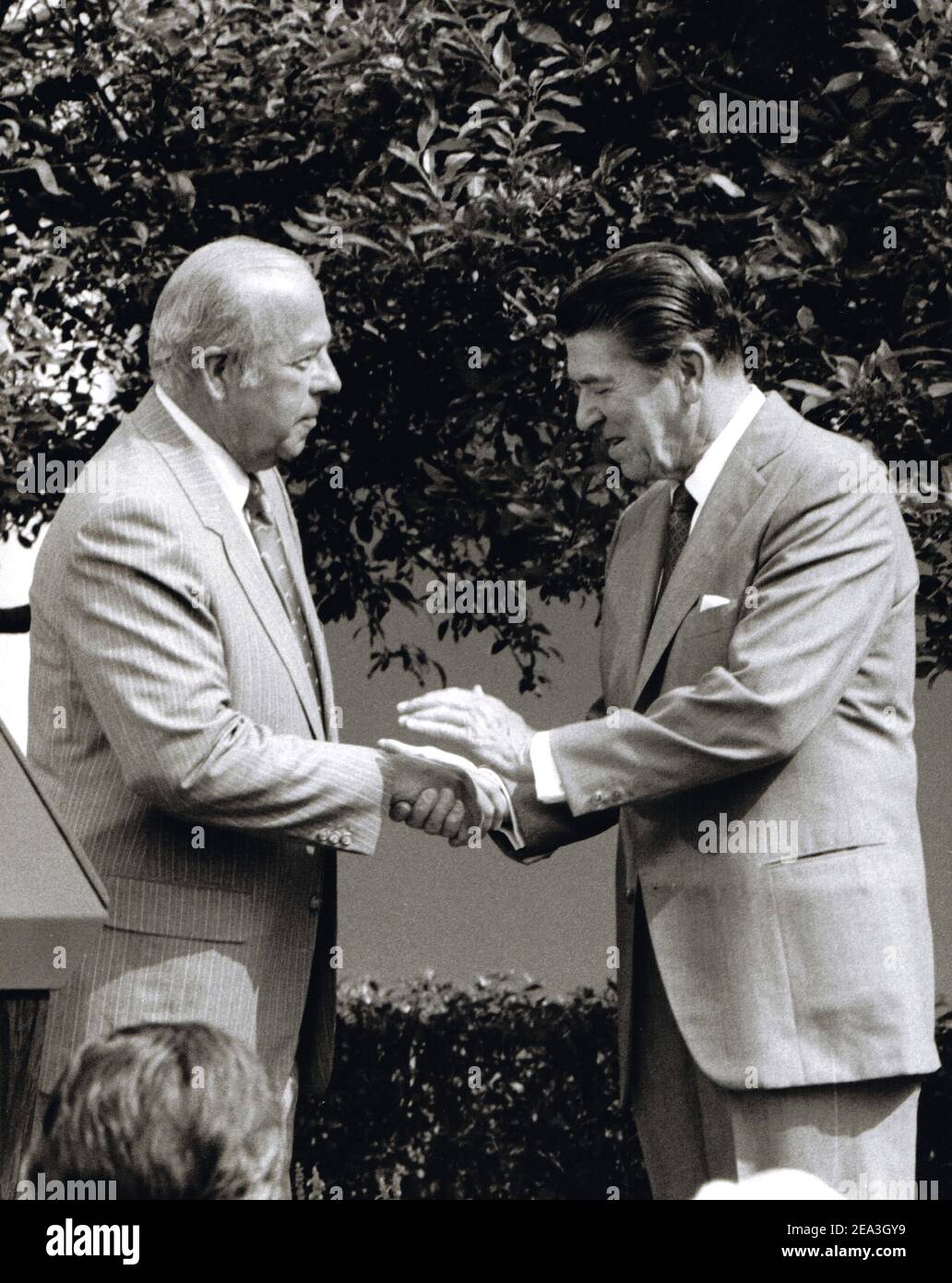 **Datei Foto** George Shultz Ist Verstorben. US-Außenminister George P. Shultz schüttelt sich die Hände mit US-Präsident Ronald Reagan, nachdem er eine kurze Erklärung abgegeben hat, nachdem er am 16. Juli 1982 im Rosengarten des Weißen Hauses in Washington, DC, den Amtseid abgelegt hat. Kredit: Howard L. Sachs/CNP/MediaPunch Stockfoto
