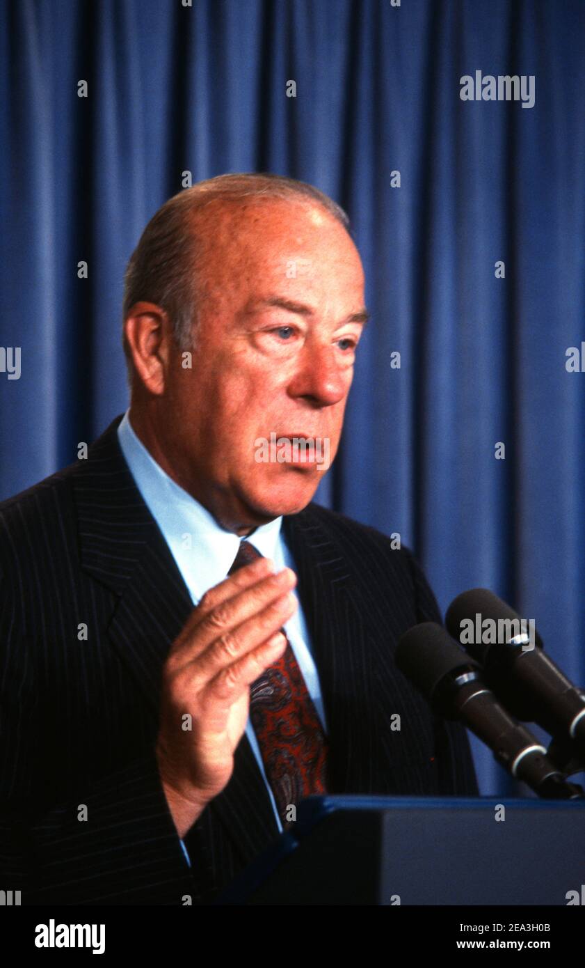 **Datei Foto** George Shultz Ist Verstorben. Der US-Außenminister George P. Shultz führt am 18. September 1987 im Weißen Haus in Washington, DC, eine Pressekonferenz über den Abrüstungsvertrag zwischen den USA und der Sowjetunion durch. Kredit: Howard L. Sachs/CNP/MediaPunch Stockfoto