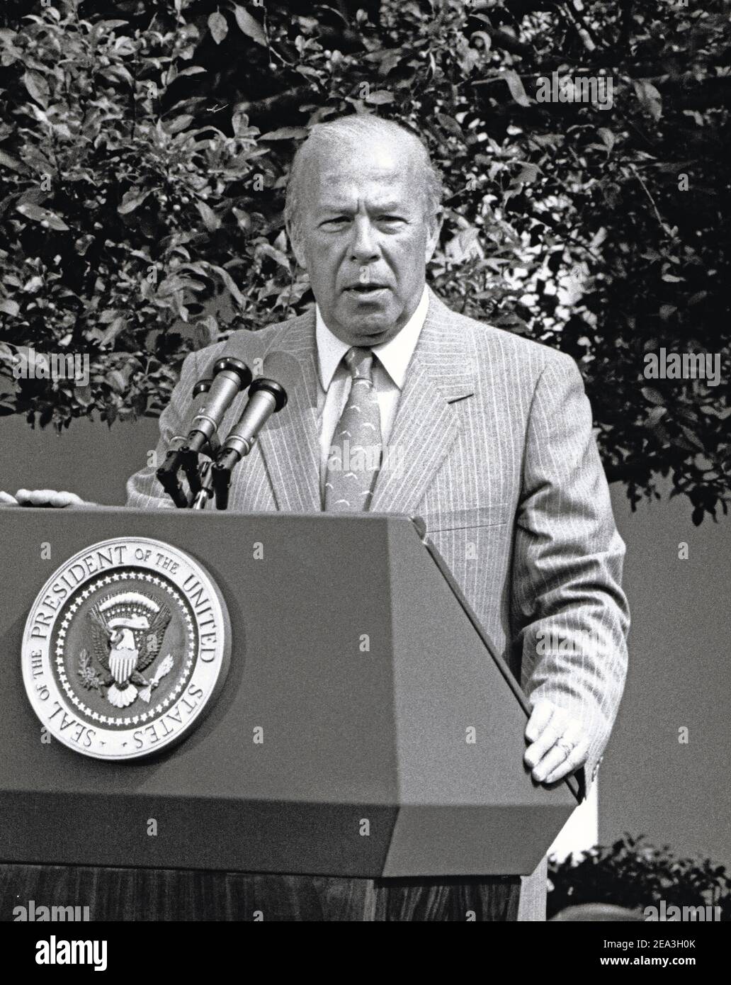 **Datei Foto** George Shultz Ist Verstorben. US-Außenminister George P. Shultz gibt eine kurze Erklärung ab, nachdem er den Amtseid während einer Zeremonie im Rosengarten des Weißen Hauses in Washington, DC am 16. Juli 1982 abgelegt hat. Kredit: Howard L. Sachs/CNP/MediaPunch Stockfoto