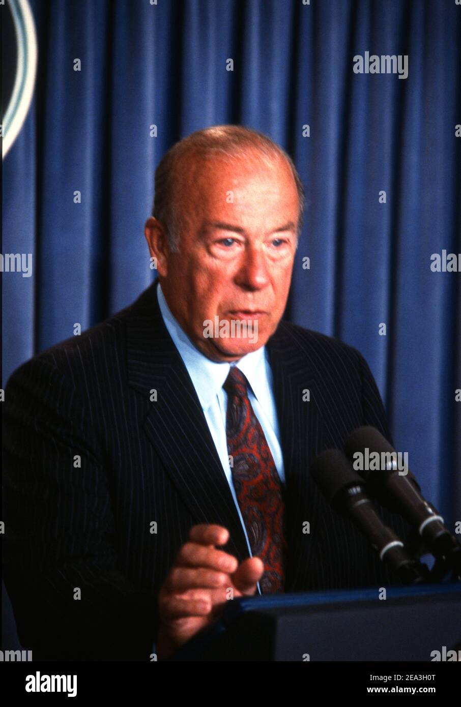 **Datei Foto** George Shultz Ist Verstorben. Der US-Außenminister George P. Shultz führt am 18. September 1987 im Weißen Haus in Washington, DC, eine Pressekonferenz über den Abrüstungsvertrag zwischen den USA und der Sowjetunion durch. Kredit: Howard L. Sachs/CNP/MediaPunch Stockfoto