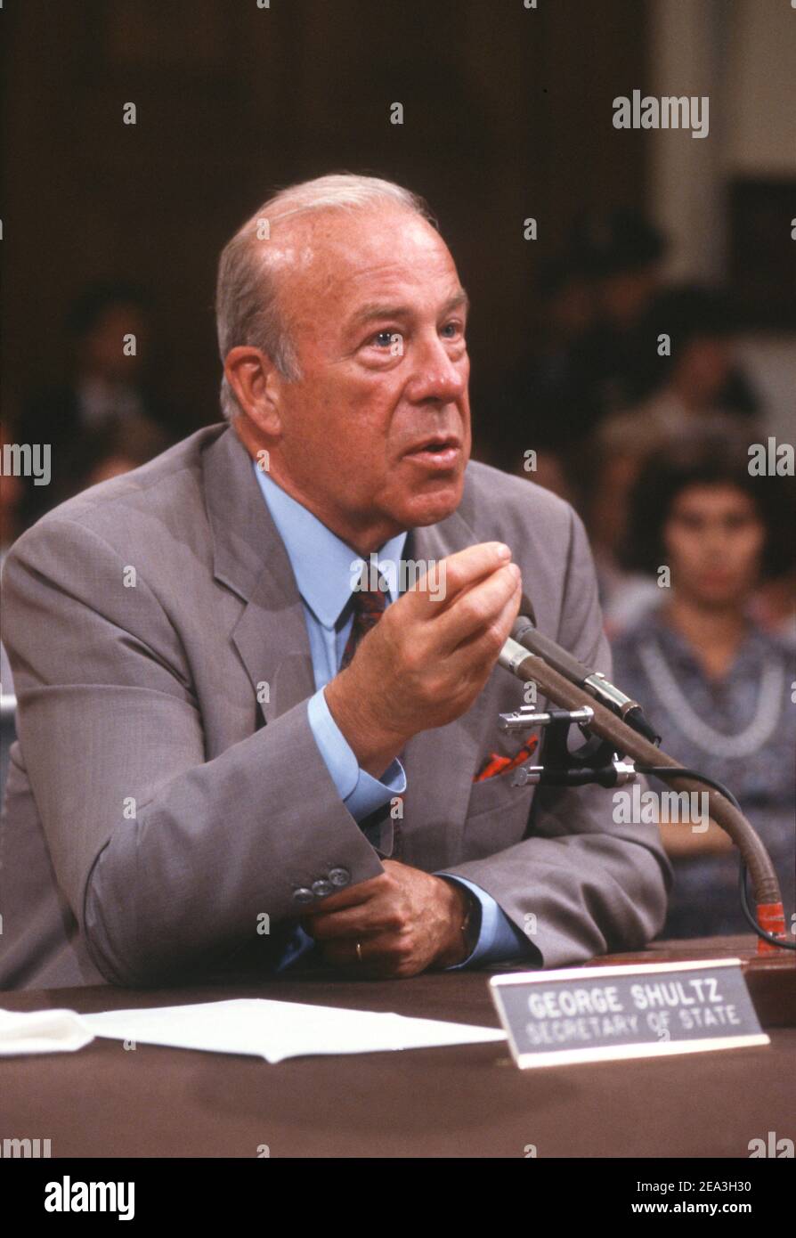 **Datei Foto** George Shultz Ist Verstorben. Der US-Außenminister George P. Shultz bezeugte am 24. Juli 1987 vor dem gemeinsamen Iran-Contra-Komitee des US-Repräsentantenhauses und des US-Senats auf dem Kapitolshügel in Washington, DC. Kredit: Ron Sachs/CNP/MediaPunch Stockfoto