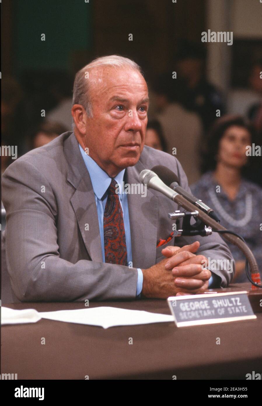 **Datei Foto** George Shultz Ist Verstorben. Der US-Außenminister George P. Shultz bezeugte am 24. Juli 1987 vor dem gemeinsamen Iran-Contra-Komitee des US-Repräsentantenhauses und des US-Senats auf dem Kapitolshügel in Washington, DC. Kredit: Ron Sachs/CNP/MediaPunch Stockfoto