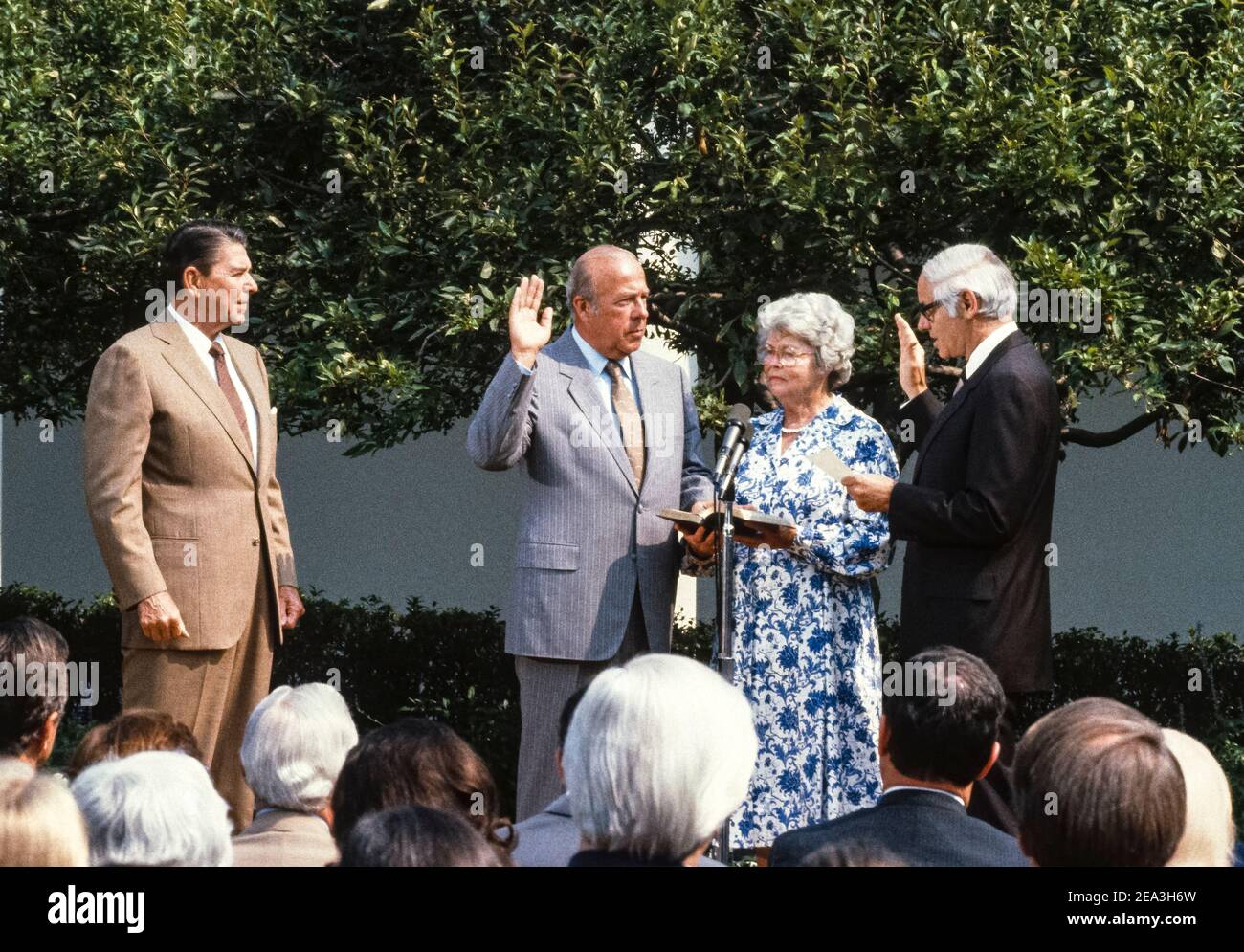 **Datei Foto** George Shultz Ist Verstorben. Wie der Präsident der Vereinigten Staaten Ronald Reagan anschaut, wird George P. Shultz vom US-Generalstaatsanwalt William French Smith während einer Zeremonie im Rosengarten des Weißen Hauses in Washington, DC am 16. Juli 1982 als Staatssekretär des Landes 60th vereidigt. Von links nach rechts: Präsident Reagan, Sekretär Shultz, Frau George Shultz (Helena) und Generalstaatsanwalt Smith. Kredit: Howard L. Sachs/CNP/MediaPunch Stockfoto