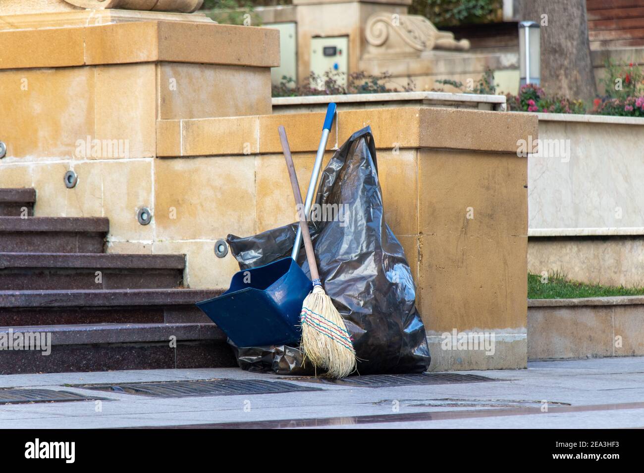 Reinigung am Morgen in der Stadt. Schwierige Aufgaben. Stockfoto