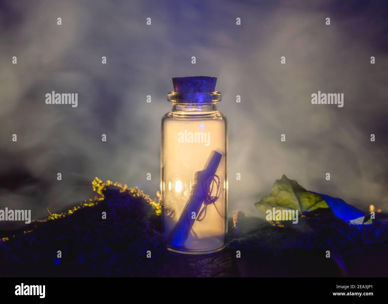 Bild einer Nachricht in einer Stopfflasche und Rauch Hintergrundbeleuchtung durch warmes Licht Stockfoto