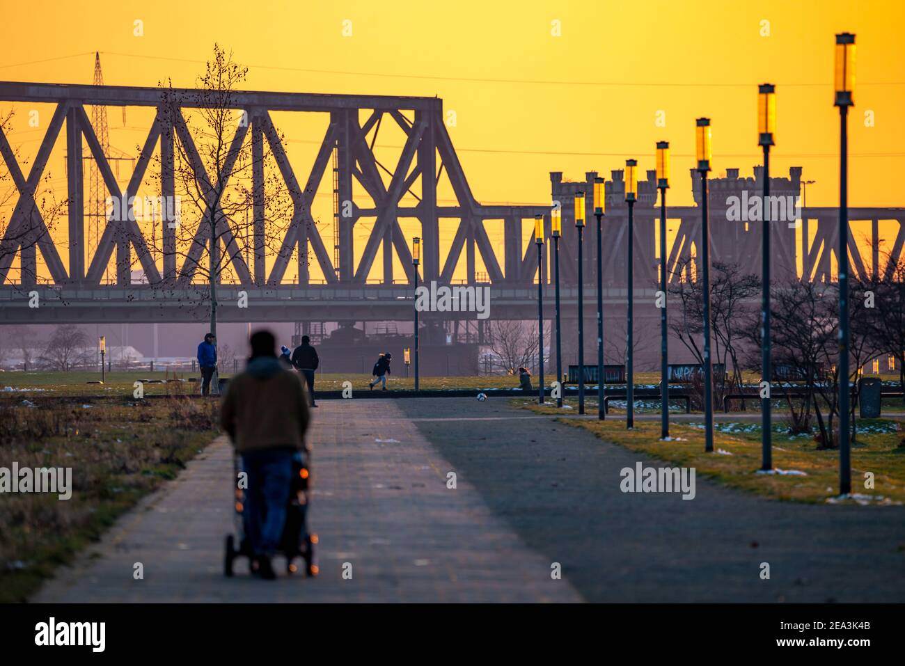 Der Rheinpark, ein ehemaliges Schwerindustriegelände, am Rhein, nahe dem Stadtteil Duisburg-Hochfeld, seit 2009 ein Freizeit- und Sportpark, mit vielen Freizeitmöglichkeiten Stockfoto