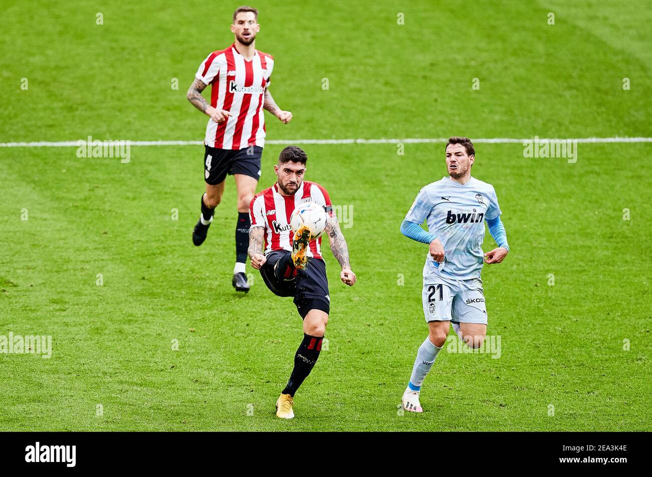 Unai Nunez vom Athletic Club und Manu Vallejo von Valencia CF während des spanischen Fußballspiels La Liga zwischen Athletic Club und Valencia CF am 7. Februar 2021 im San Mames Stadion in Bilbao, Spanien - Foto Inigo Larreina / Spanien DPPI / DPPI / LiveMedia Stockfoto