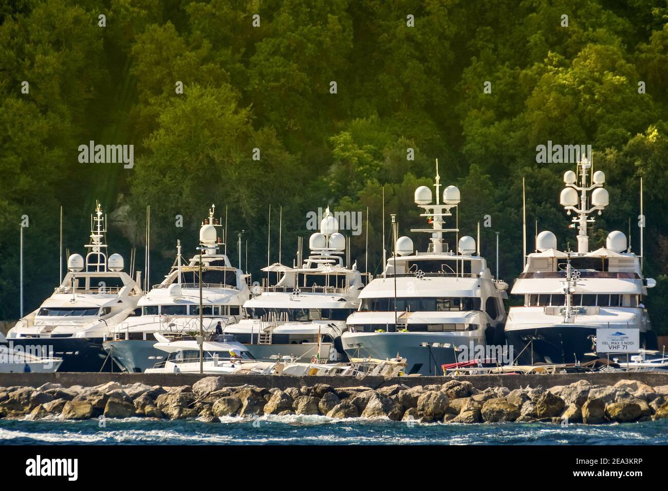 INSEL CAPRI, ITALIEN - AUGUST 2019: Luxus-Superyachten in der Marina auf der Insel Capri. Stockfoto