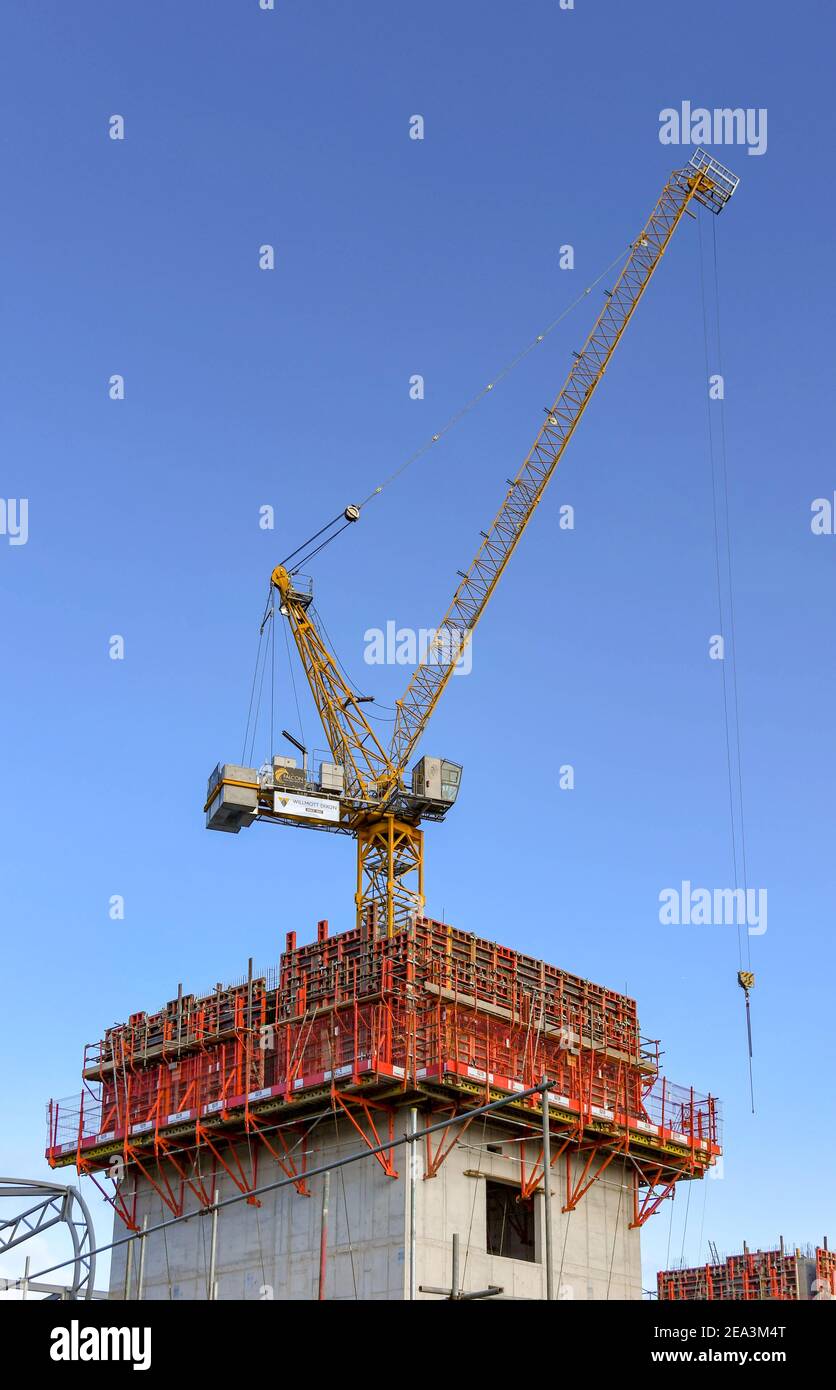 PONTYPRIDD, WALES - Oktober 2018: Turm Kran über dem Stahl Schalung und unterstützt die konkreten Aufzugsschacht eines neuen Gebäudes auf einer Seite fest Stockfoto
