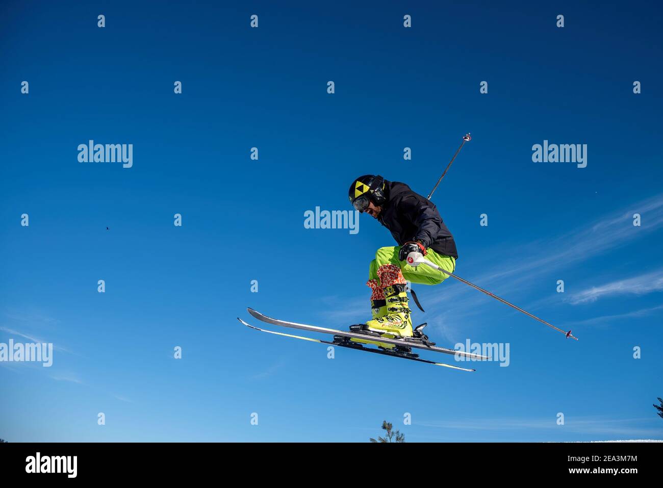 Skifahren und Skaten in Jammu und Kaschmir sind die beliebtesten Aktivitäten im Winter unter den einheimischen und internationalen Touristen. Die Wintersportsaison beginnt direkt nach Weihnachten und dauert bis Ende März, je nach Schneelage. In dieser Zeit verwandelt sich die verschlafene Stadt in einen Karneval von Skifahrern aus Russland, Australien, Neuseeland, Europa und den USA. Stockfoto