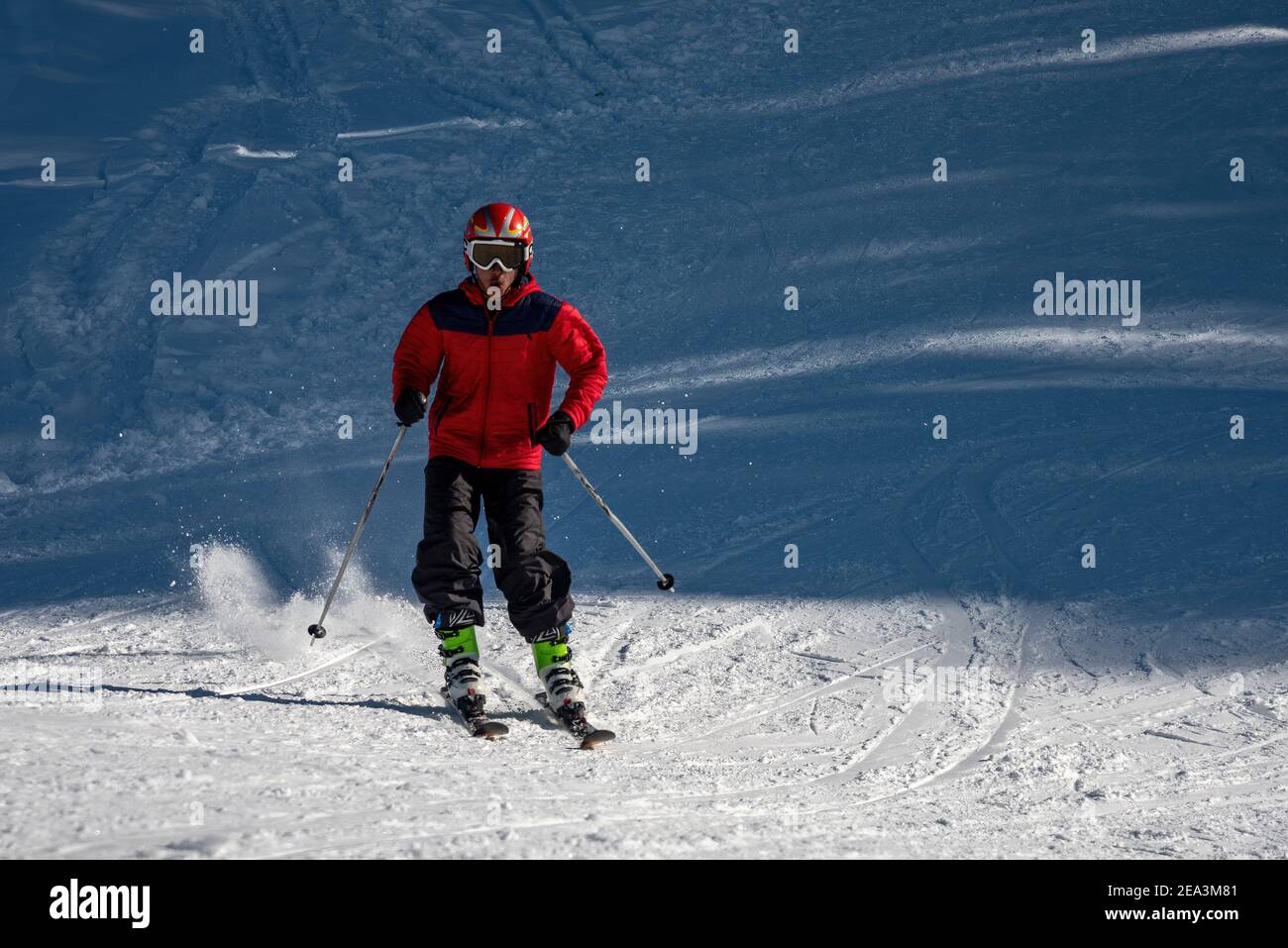 Skifahren und Skaten in Jammu und Kaschmir sind die beliebtesten Aktivitäten im Winter unter den einheimischen und internationalen Touristen. Die Wintersportsaison beginnt direkt nach Weihnachten und dauert bis Ende März, je nach Schneelage. In dieser Zeit verwandelt sich die verschlafene Stadt in einen Karneval von Skifahrern aus Russland, Australien, Neuseeland, Europa und den USA. Stockfoto