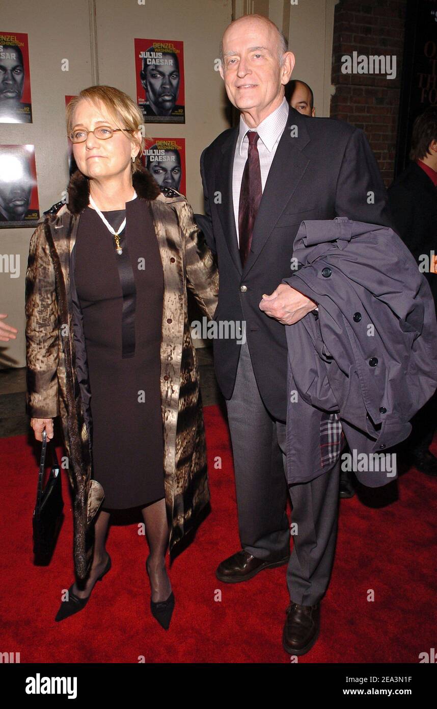 Der US-Schauspieler Peter Boyle und seine Frau Loraine Alterman kommen zur brandneuen Broadway-Produktion von William Shakespeares "Julius Caesar"-Eröffnungsabend, mit dem zweimaligen Oscar-Gewinner Denzel Washington, der am 3. April 2005 im Belasco Theater in New York City, USA, stattfand. Foto von Slaven Vlasic/ABACA Stockfoto