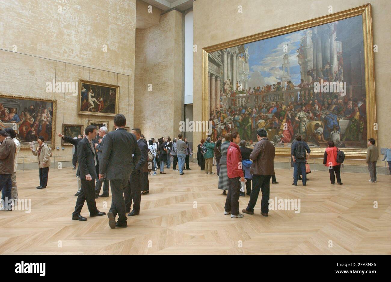 Das Meisterstück des Musée du Louvre, Monna Lisa La Joconde von Leonardo da Vinci, wurde am 5. April 2005 in einen größeren Raum verlegt. Da Vincis Chefkoch steht nun vor dem größten Gemälde des Louvre, dem berühmten Noces De Cana von Veronese. Foto von Giancarlo Gorassini/ABACA. Stockfoto