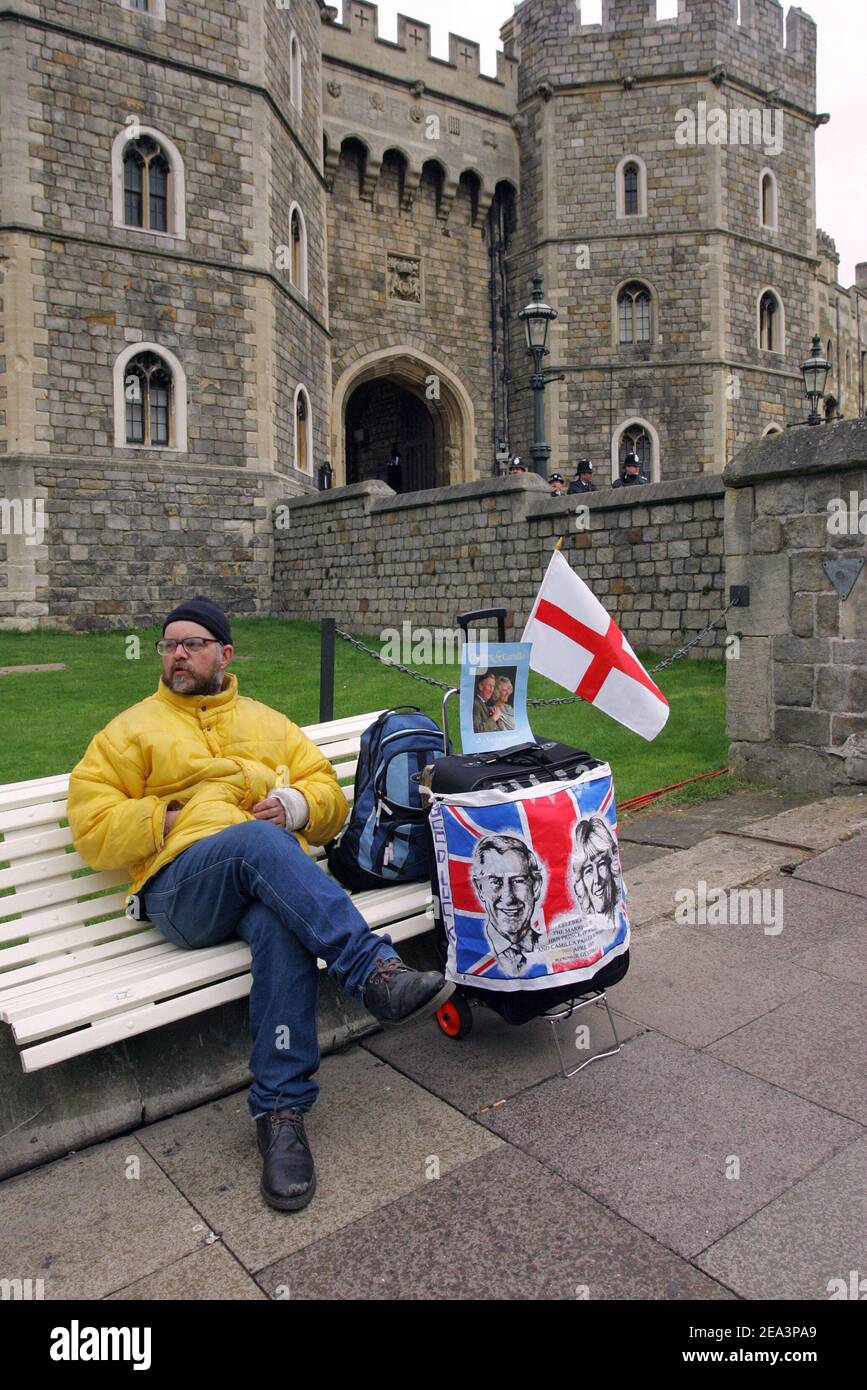 Ambiente in Windsor, Donnerstag, den 7. April 2005 für die bevorstehende Hochzeit zwischen dem britischen Prinz Charles und Camilla Parker Bowles, nach einer Reihe von offensichtlichen Missgeschicke plagen die Pläne einschließlich einer 24-Stunden-Verschiebung aufgrund der Beerdigung des Papstes und eine Vorhersage von möglichen Schneefall an dem Tag. Die Royal Wedding findet in einer zivilen Zeremonie in der Guildhall in Windsor am Samstag, 9. April 2005. Mousse/ABACA Stockfoto