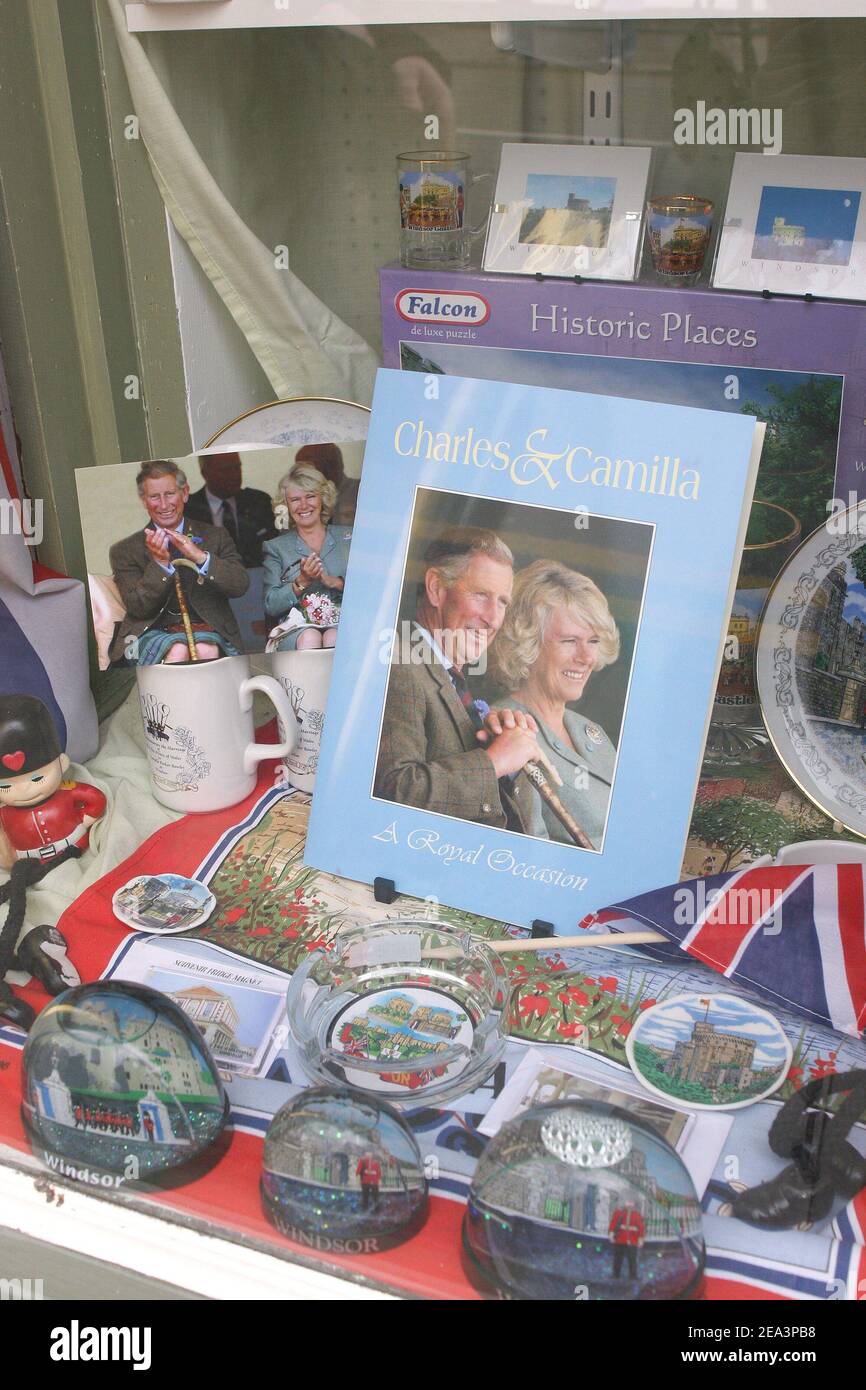 Souvenirs in den Fensterläden in Windsor, Donnerstag, den 7. April 2005 für die bevorstehende Hochzeit zwischen dem britischen Prinz Charles und Camilla Parker Bowles, nach einer Reihe von offensichtlichen Pannen plagen die Pläne einschließlich einer 24-Stunden-Verschiebung wegen der Beerdigung des Papstes und eine Vorhersage von möglichen Schneefall am Tag. Die Royal Wedding findet in einer zivilen Zeremonie in der Guildhall in Windsor am Samstag, 9. April 2005. Mousse/ABACA Stockfoto