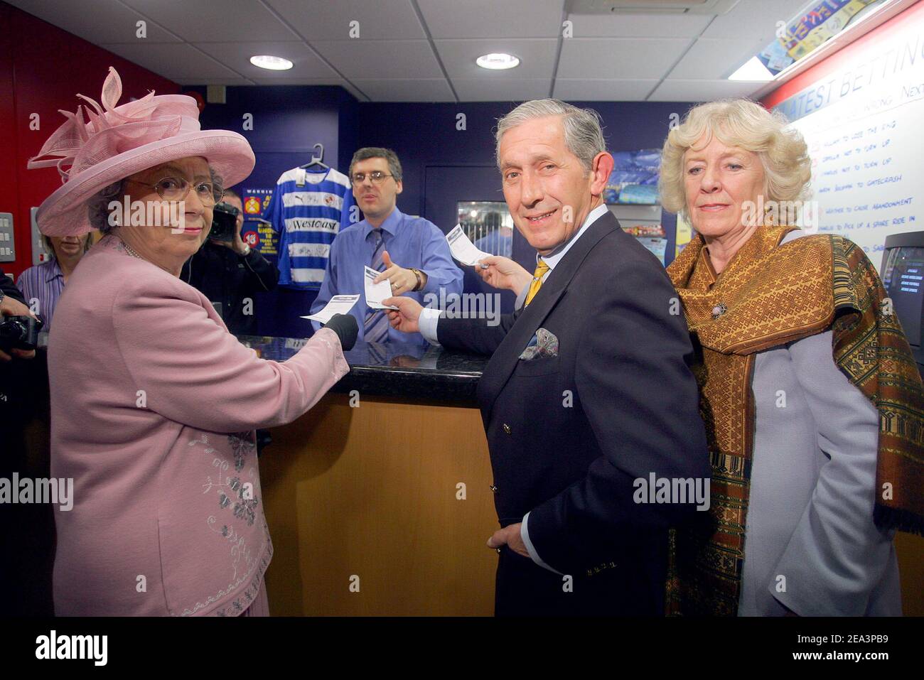 Die Königin, Charles und Camilla Doppel, Pose in Windsor, Donnerstag, 7. April 2005 für die bevorstehende Hochzeit zwischen dem britischen Prinz Charles und Camilla Parker Bowles, Nach einer Reihe von offensichtlichen Missgeschicke plagten die Pläne einschließlich einer 24-Stunden-Verschiebung aufgrund der Beerdigung des Papstes und eine Vorhersage von möglichen Schneefall am Tag. Die Royal Wedding findet in einer zivilen Zeremonie in der Guildhall in Windsor am Samstag, 9. April 2005. Mousse/ABACA Stockfoto