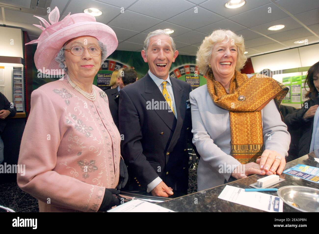 Die Königin, Charles und Camilla Doppel, Pose in Windsor, Donnerstag, 7. April 2005 für die bevorstehende Hochzeit zwischen dem britischen Prinz Charles und Camilla Parker Bowles, Nach einer Reihe von offensichtlichen Missgeschicke plagten die Pläne einschließlich einer 24-Stunden-Verschiebung aufgrund der Beerdigung des Papstes und eine Vorhersage von möglichen Schneefall am Tag. Die Royal Wedding findet in einer zivilen Zeremonie in der Guildhall in Windsor am Samstag, 9. April 2005. Mousse/ABACA Stockfoto
