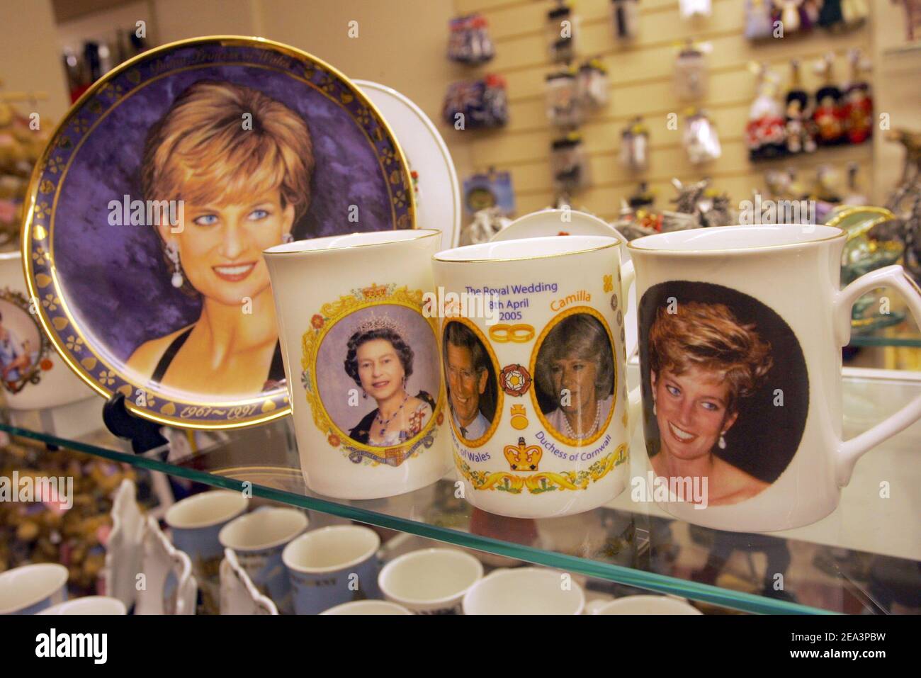Souvenirs in den Fensterläden in Windsor, Donnerstag, den 7. April 2005 für die bevorstehende Hochzeit zwischen dem britischen Prinz Charles und Camilla Parker Bowles, nach einer Reihe von offensichtlichen Pannen plagen die Pläne einschließlich einer 24-Stunden-Verschiebung wegen der Beerdigung des Papstes und eine Vorhersage von möglichen Schneefall am Tag. Die Royal Wedding findet in einer zivilen Zeremonie in der Guildhall in Windsor am Samstag, 9. April 2005. Mousse/ABACA Stockfoto