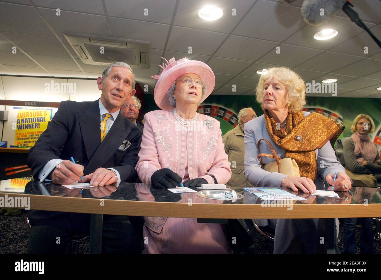 Die Königin, Charles und Camilla Doppel, Pose in Windsor, Donnerstag, 7. April 2005 für die bevorstehende Hochzeit zwischen dem britischen Prinz Charles und Camilla Parker Bowles, Nach einer Reihe von offensichtlichen Missgeschicke plagten die Pläne einschließlich einer 24-Stunden-Verschiebung aufgrund der Beerdigung des Papstes und eine Vorhersage von möglichen Schneefall am Tag. Die Royal Wedding findet in einer zivilen Zeremonie in der Guildhall in Windsor am Samstag, 9. April 2005. Mousse/ABACA Stockfoto