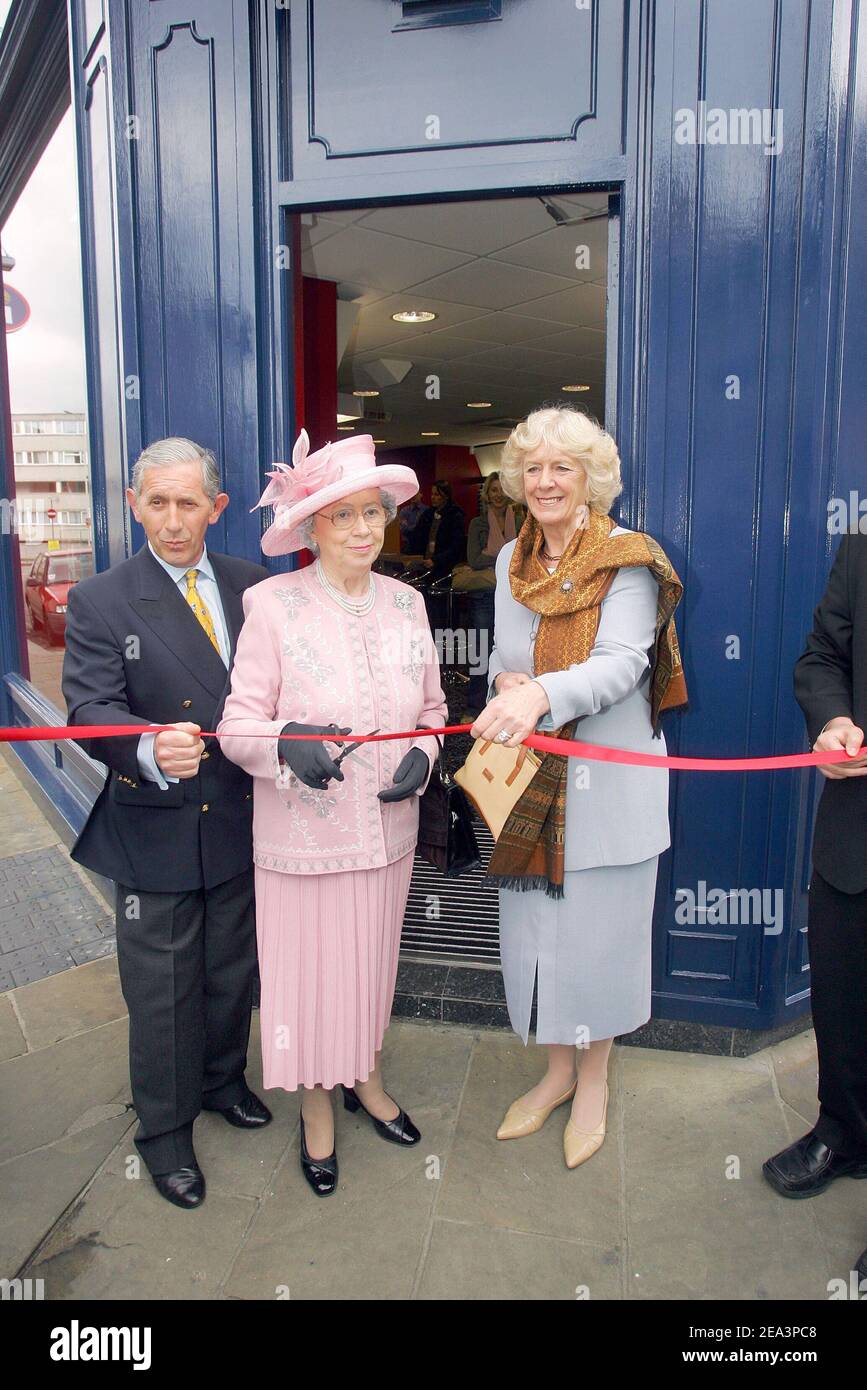 Die Königin, Charles und Camilla Doppel, Pose in Windsor, Donnerstag, 7. April 2005 für die bevorstehende Hochzeit zwischen dem britischen Prinz Charles und Camilla Parker Bowles, Nach einer Reihe von offensichtlichen Missgeschicke plagten die Pläne einschließlich einer 24-Stunden-Verschiebung aufgrund der Beerdigung des Papstes und eine Vorhersage von möglichen Schneefall am Tag. Die Royal Wedding findet in einer zivilen Zeremonie in der Guildhall in Windsor am Samstag, 9. April 2005. Mousse/ABACA Stockfoto