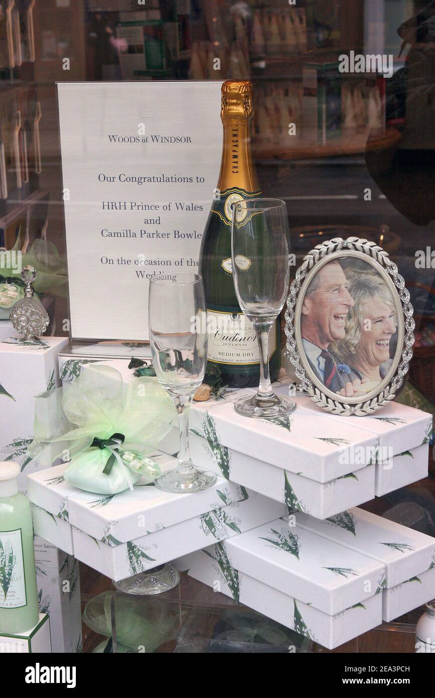 Souvenirs in den Fensterläden in Windsor, Donnerstag, den 7. April 2005 für die bevorstehende Hochzeit zwischen dem britischen Prinz Charles und Camilla Parker Bowles, nach einer Reihe von offensichtlichen Pannen plagen die Pläne einschließlich einer 24-Stunden-Verschiebung wegen der Beerdigung des Papstes und eine Vorhersage von möglichen Schneefall am Tag. Die Royal Wedding findet in einer zivilen Zeremonie in der Guildhall in Windsor am Samstag, 9. April 2005. Mousse/ABACA Stockfoto