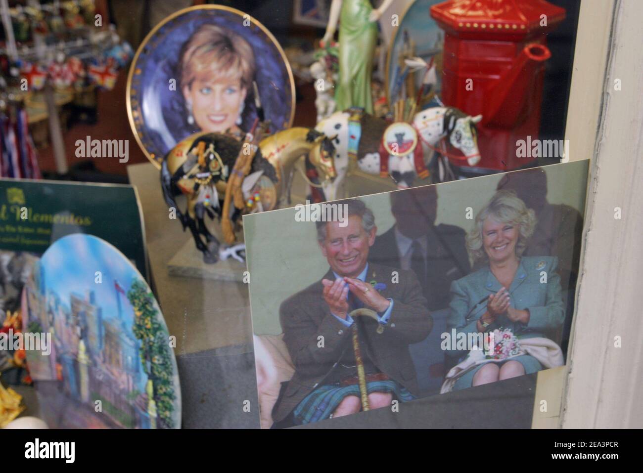 Souvenirs in den Fensterläden in Windsor, Donnerstag, den 7. April 2005 für die bevorstehende Hochzeit zwischen dem britischen Prinz Charles und Camilla Parker Bowles, nach einer Reihe von offensichtlichen Pannen plagen die Pläne einschließlich einer 24-Stunden-Verschiebung wegen der Beerdigung des Papstes und eine Vorhersage von möglichen Schneefall am Tag. Die Royal Wedding findet in einer zivilen Zeremonie in der Guildhall in Windsor am Samstag, 9. April 2005. Mousse/ABACA Stockfoto