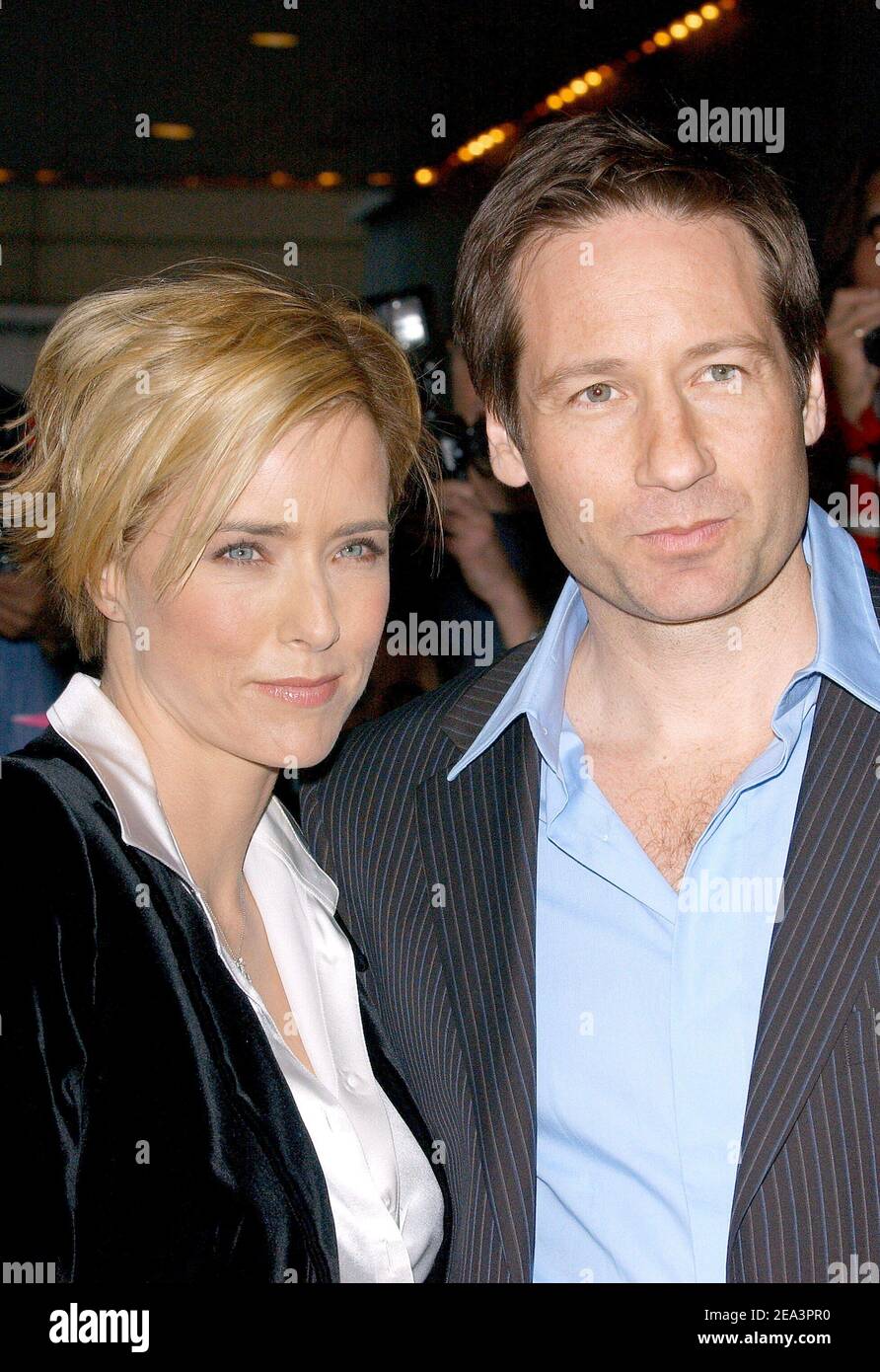 Darsteller David Duchovny und seine Frau Tea Leoni posieren, als sie am Sonntag, 10. April 2004, bei der Premiere von "House of D" in New York City, NY, USA, ankommen. Foto von Nicolas Khayat/ABACA. Stockfoto