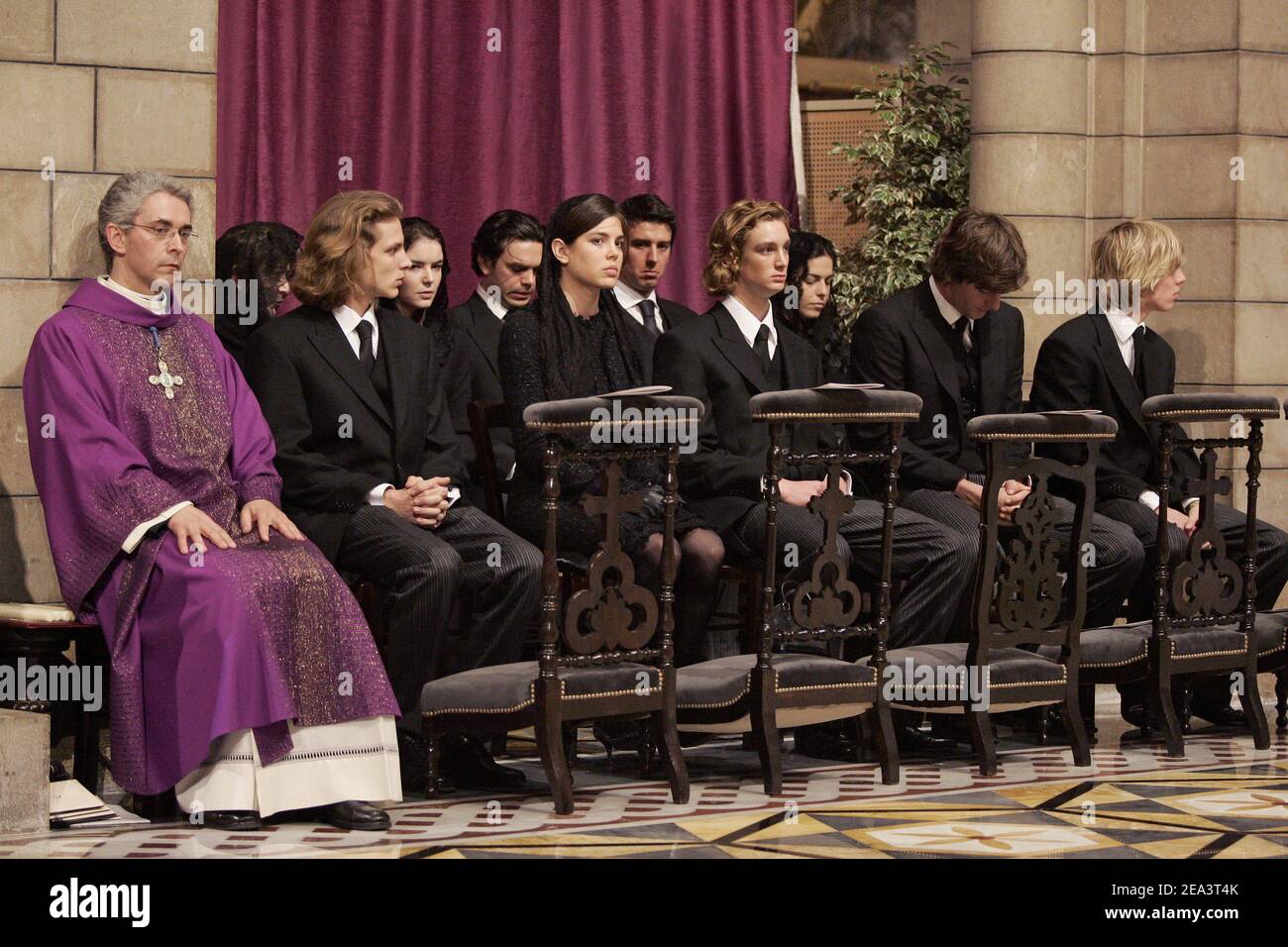 (L-R) : Andrea Casiraghi, Charlotte Casiraghi, Pierre Casiraghi. Ernst August Jr. Von Hannover und Christian Heinrich von Hannover nehmen am 15. April 2005 an der Trauerfeier für den verstorbenen Fürsten Rainier III. Von Monaco in der St.-Nicolas-Kathedrale in Monaco Teil. Foto von Pool/ABACA Stockfoto