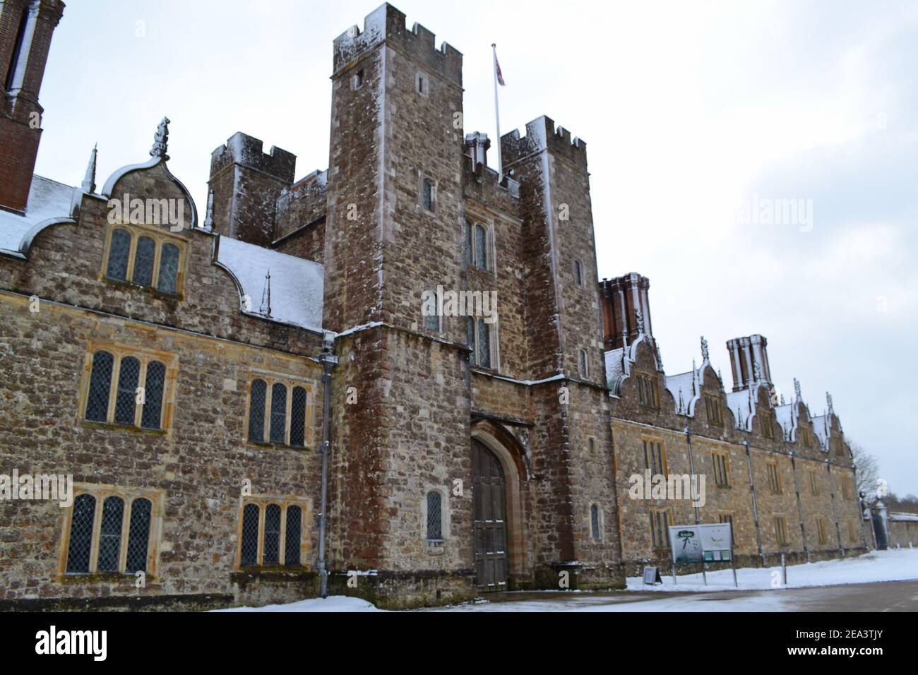 Knole, ein riesiges Tudor-Herrensitz in Sevenoaks, Kent, an einem verschneiten eiskalten Tag im Februar 2021. Anlage des National Trust, Zentrum des Wildparks Stockfoto