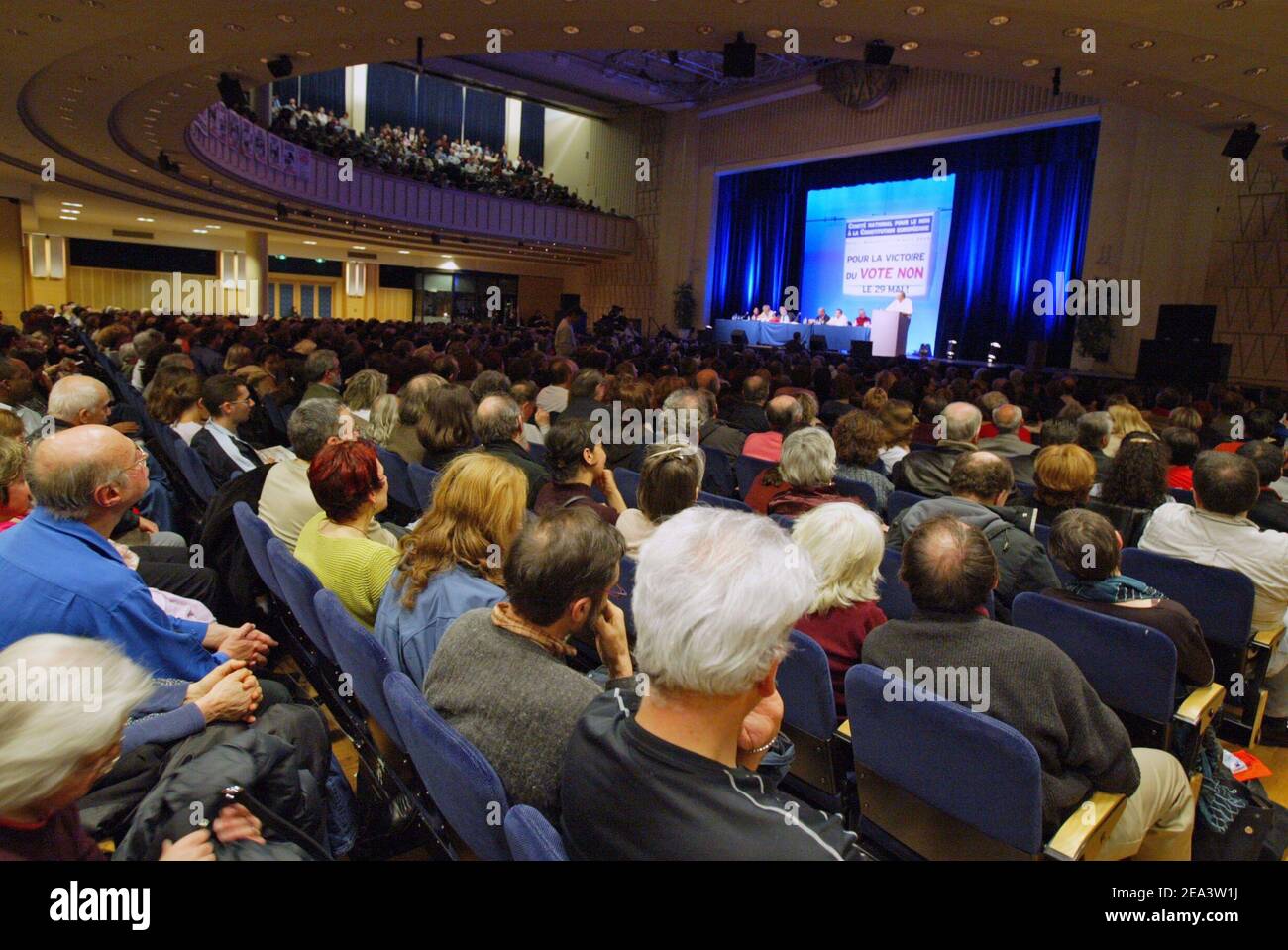 Rund 2500 Menschen nehmen an der Kundgebung in La Mutualite in Paris, Frankreich, am 16. April 2005 Teil, die vom Nationalkomitee für das NEIN zum Referendum über die Europäische Verfassung abgehalten wurde. Foto von Edouard Bernaux/ABACA Stockfoto