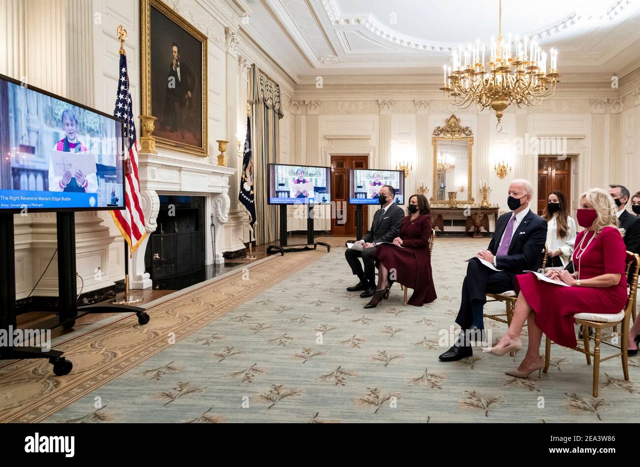 US-Präsident Joe Biden und First Lady Dr. Jill Biden, zusammen mit Vice President Kamala Harris, Doug Emhoff und Mitgliedern der Biden-Familie, nehmen an einem virtuellen Präsidentengebetsgottesdienst im State Dining Room des Weißen Hauses am 21. Januar 2021 in Washington, D.C., Teil Stockfoto