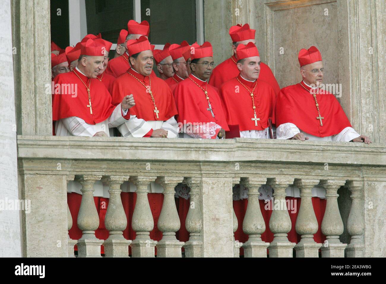 Nach der Wahl des deutschen Prälaten Joseph Ratzinger zum neuen Papst, der am 19. April 2005 als Nachfolger von Papst Johannes Paul II. Im Vatikan in Rom auftrat, präsentieren sich die Kardinäle der Menge. Ratzinger, 78, der Papst der Kirche von 265th, wird den Namen Benedikt XVI. Annehmen Foto von Laurent Zabulon/ABACA. Stockfoto