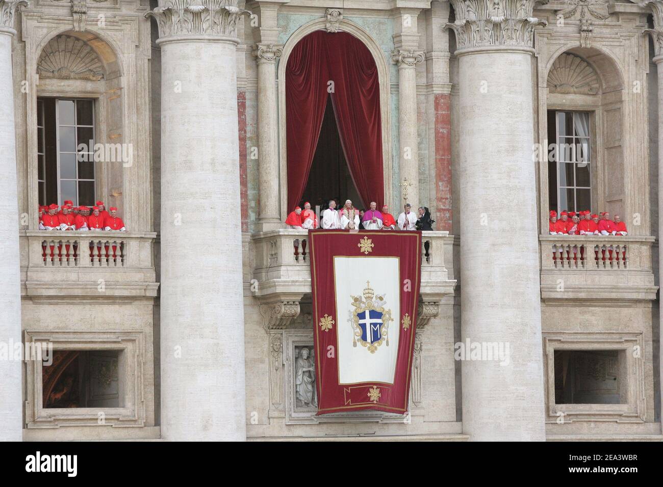 Der deutsche Prälat Joseph Ratzinger wurde von den Kardinälen zum neuen Papst gewählt und folgte Johannes Paul II. Am 19. April 2005 im Vatikan in Rom. Ratzinger, 78, der Papst der Kirche von 265th, wird den Namen Benedikt XVI. Annehmen Foto von Laurent Zabulon/ABACA. Stockfoto