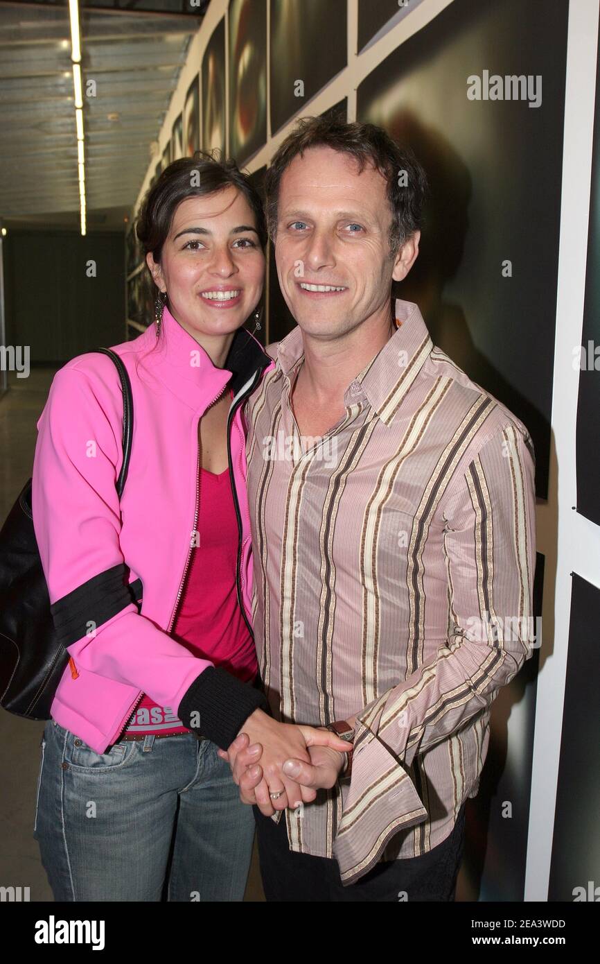 Der französische Schauspieler Charles Berling posiert mit seiner Frau Aure-Anne bei der Verleihung des Preises "2005 Montblanc de la culture pour le mecenat", der am 19. April 2005 im Rahmen der "Maison Rouge" in Paris, Frankreich, verliehen wurde. Foto von Benoit Pinguet/ABACA Stockfoto