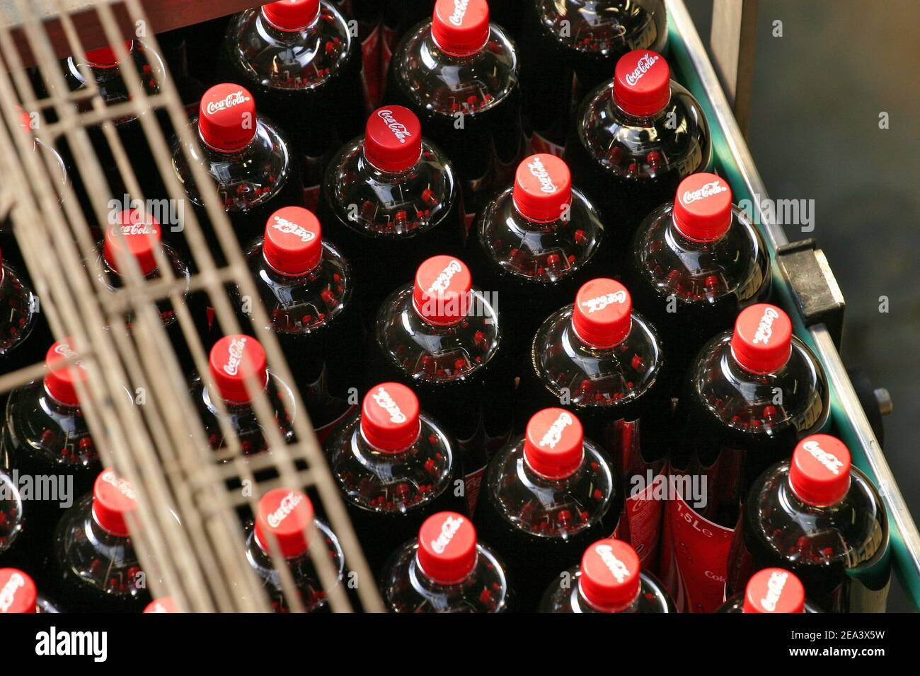 Allgemeine Ansichten der Coca-Cola-Fabrik 'les Pennes Mirabeau' in der Nähe  von Marseille, Frankreich am 21. April 2005, der Abfüllkette, dem Labor und  den Reserven von Coca-Cola-Sirup. Foto von Gerald Holubowicz/ABACA  Stockfotografie 
